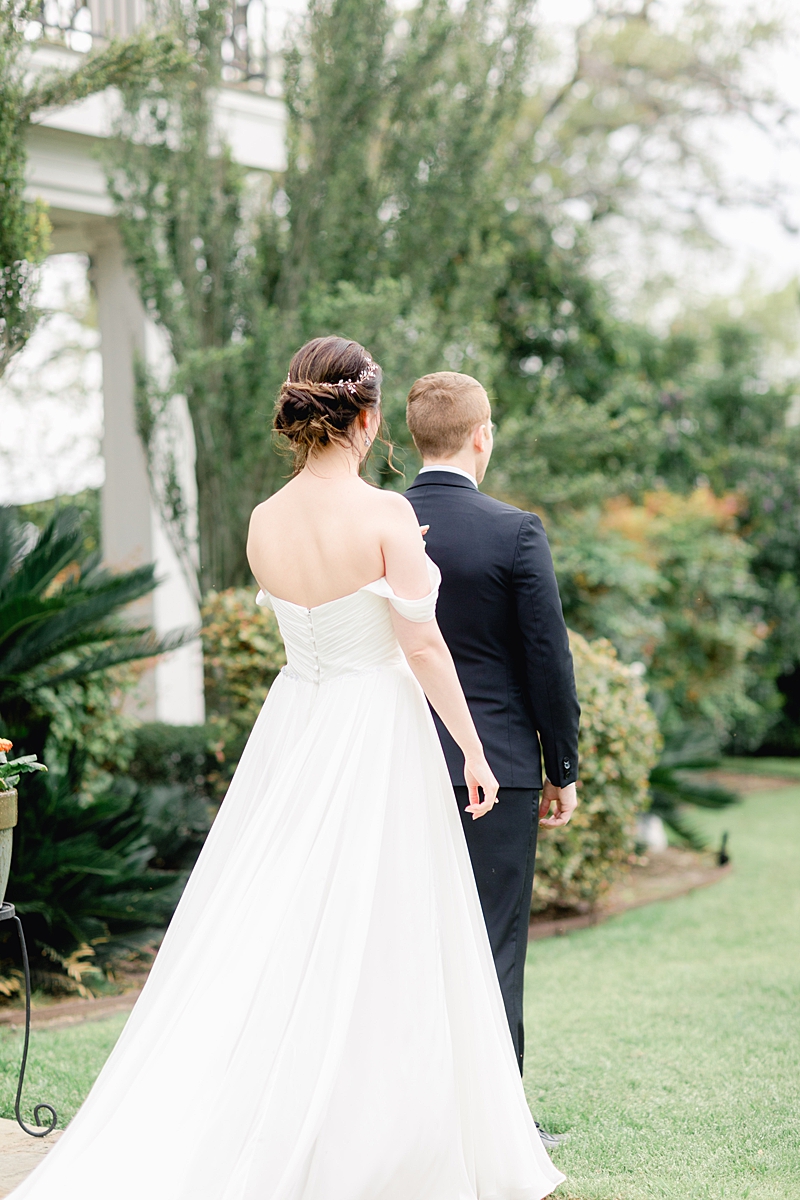 An elegant Springtime Antebellum Oaks wedding in Austin, Texas is what dreams are made of! Navy and blush accents, cookie cakes, and more!