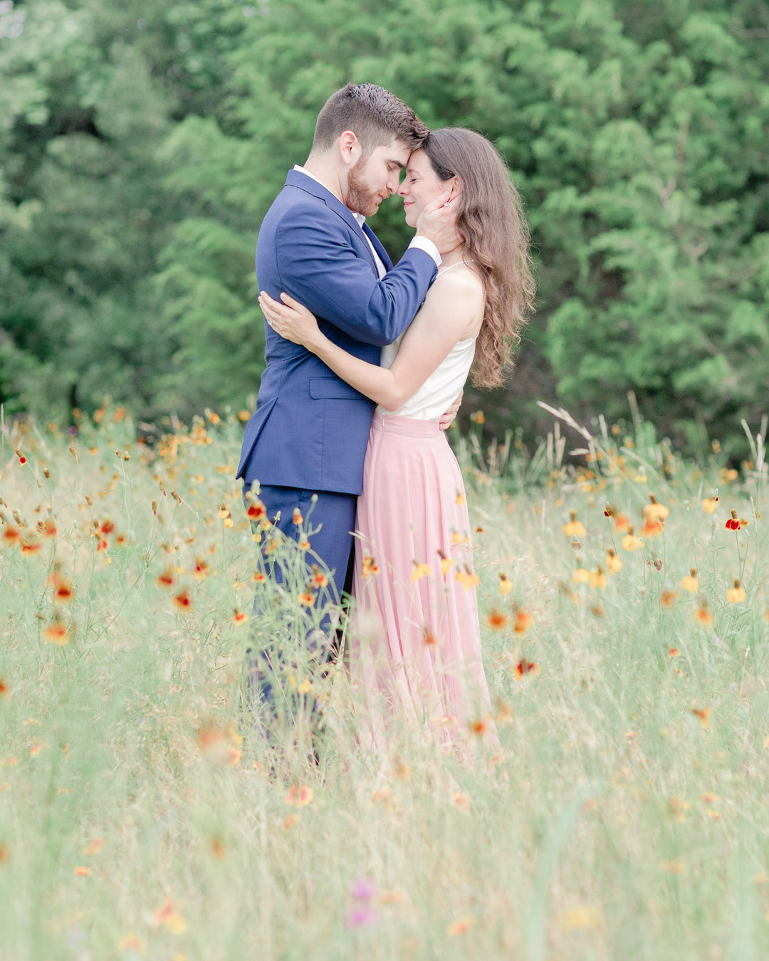 Let's talk summer engagement session. The hottest time of the year might be when you have to have yours. How do you survive and beat the heat? Especially in the Texas heat! Click through to learn what to pack and what to remember! #summerengagementsession #texassummer #engagementsession