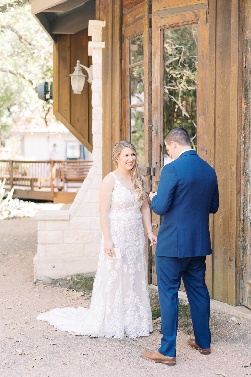 This wedding at Kindred Oaks in Austin, Texas was literally perfect! Set on a sunny September day, McKenzie had lavender, pink, and blue colors mixed in with simple, romantic details. Click through to see more of this beautiful day! 