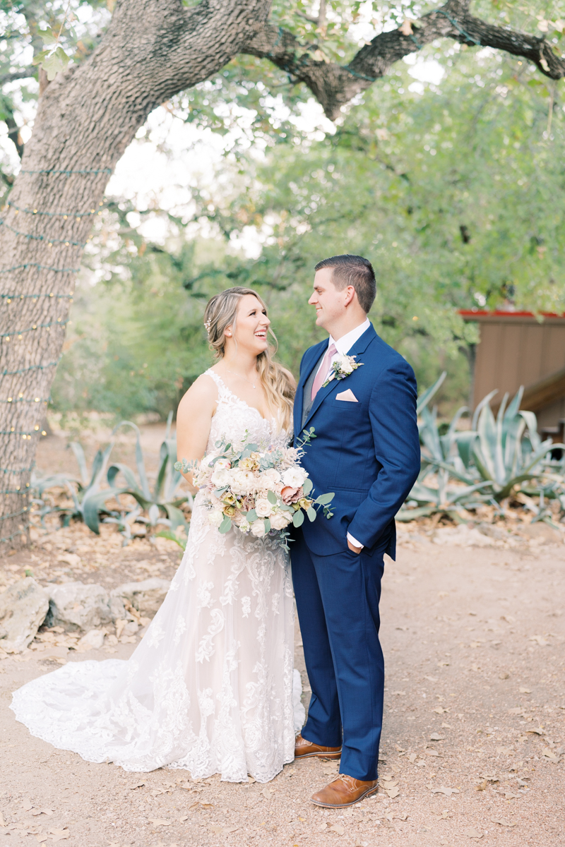 This wedding at Kindred Oaks in Austin, Texas was literally perfect! Set on a sunny September day, McKenzie had lavender, pink, and blue colors mixed in with simple, romantic details. Click through to see more of this beautiful day! 