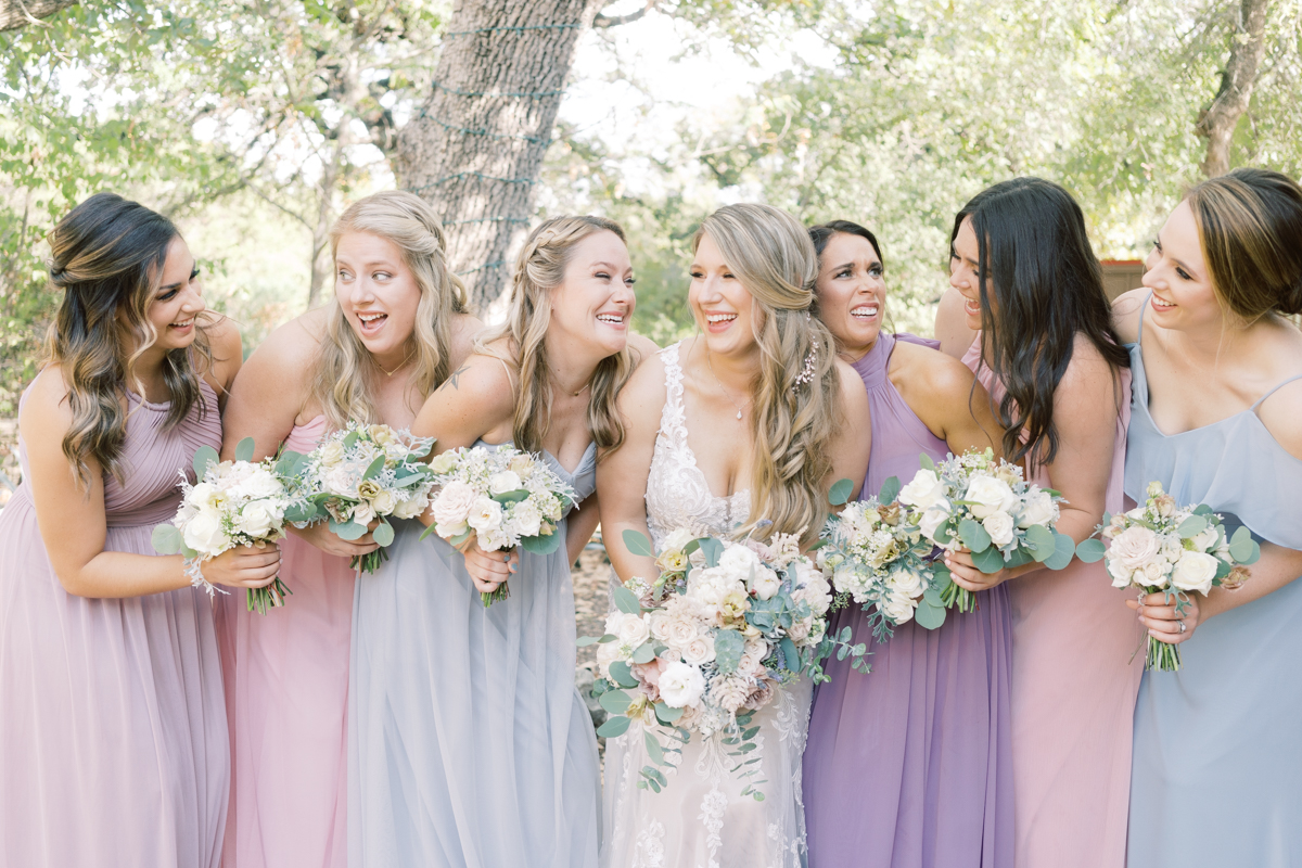 This wedding at Kindred Oaks in Austin, Texas was literally perfect! Set on a sunny September day, McKenzie had lavender, pink, and blue colors mixed in with simple, romantic details. Click through to see more of this beautiful day! 