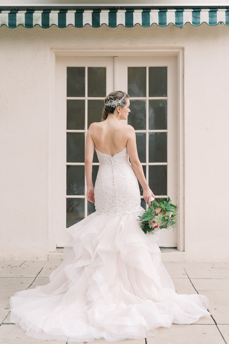 Laguna Gloria in Austin might be my favorite place for a bridal session! Right on the water, with a super cute sun room. It's classic, with a European vibe - the perfect venue for a bridal session!