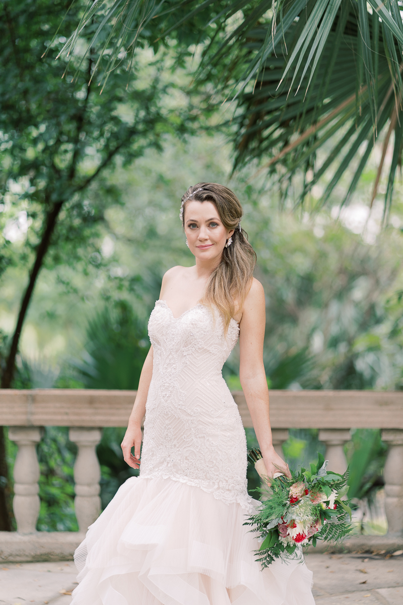 Laguna Gloria in Austin might be my favorite place for a bridal session! Right on the water, with a super cute sun room. It's classic, with a European vibe - the perfect venue for a bridal session!