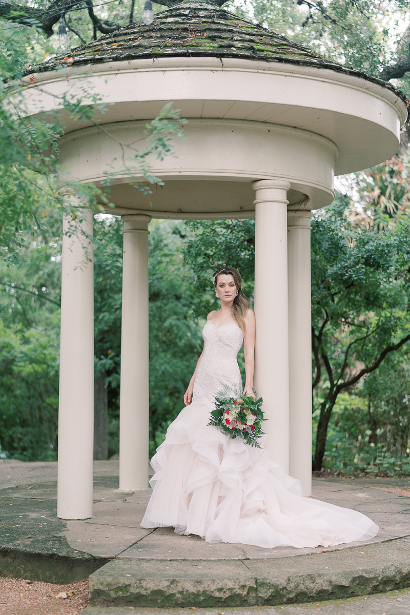 Laguna Gloria in Austin might be my favorite place for a bridal session! Right on the water, with a super cute sun room. It's classic, with a European vibe - the perfect venue for a bridal session!