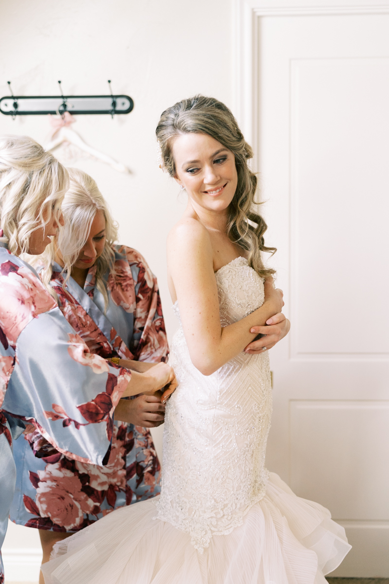 This Cedar Skies Barn wedding was set in late September, against Lake LBJ at sunset! Julie and Andy had the most beautiful wedding day. See more below! 