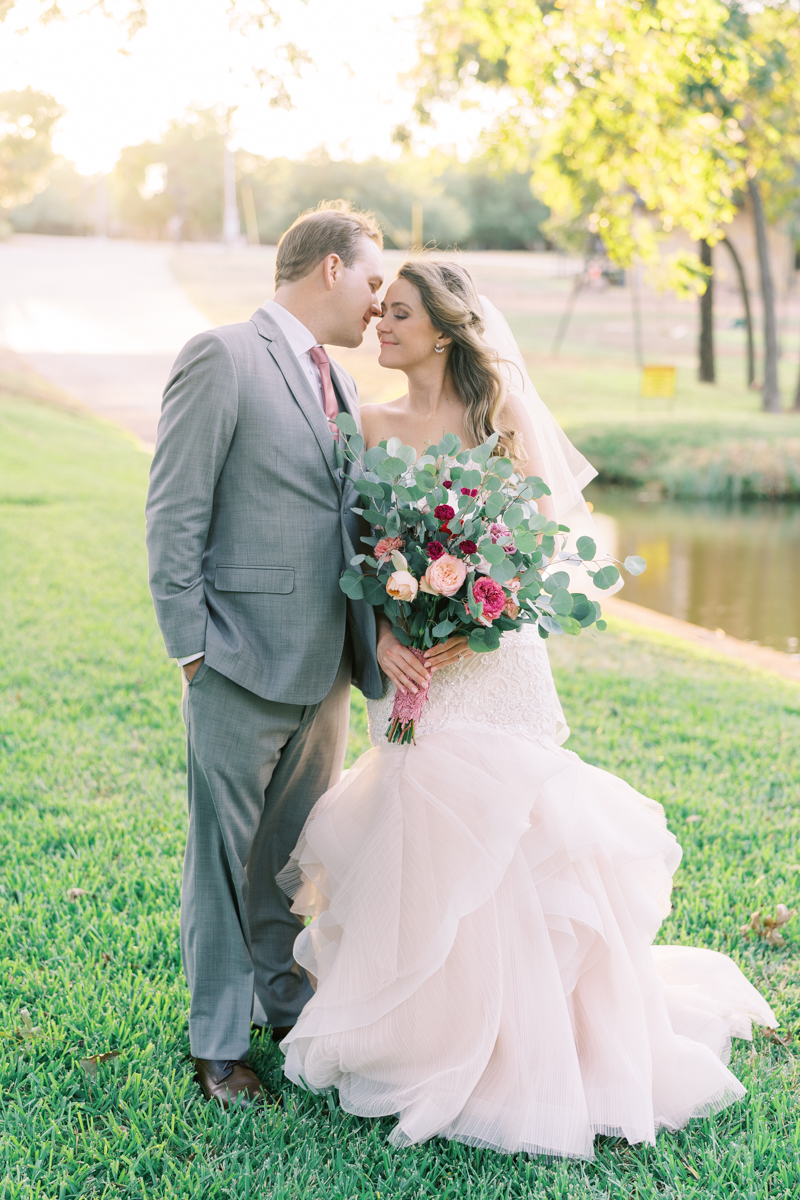 This Cedar Skies Barn wedding was set in late September, against Lake LBJ at sunset! Julie and Andy had the most beautiful wedding day. See more below! 