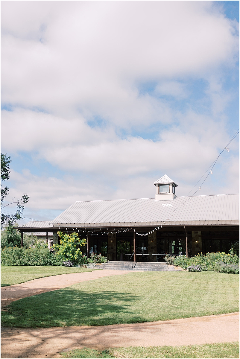 This bright beautiful fall wedding at Pecan Springs Ranch had two of my favorite wedding moments ever!! Let me tell you all about them!