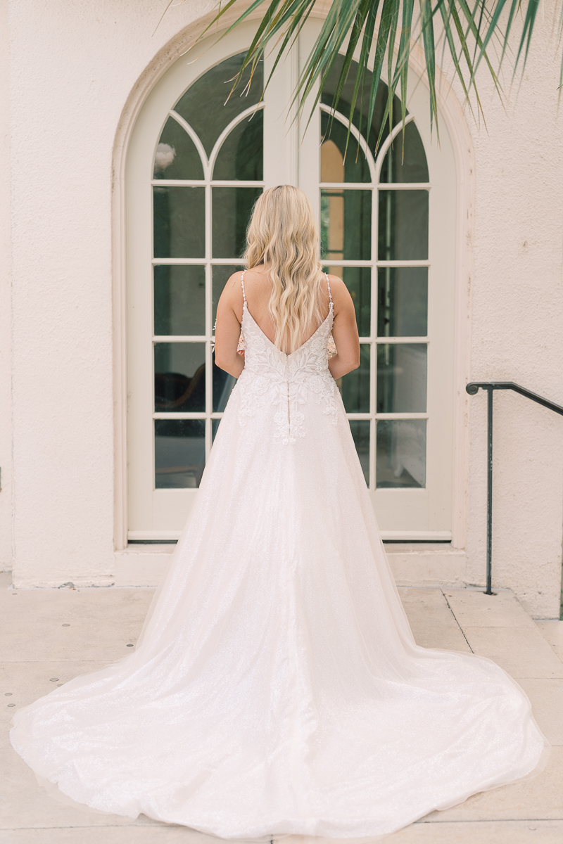 This bridal session at Laguna Gloria is the perfect classic, romantic bridals! With florals from Remi + Gold and the most sparkly, glitter wedding dress! 