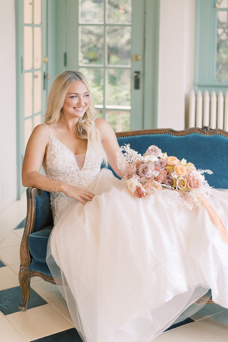 This bridal session at Laguna Gloria is the perfect classic, romantic bridals! With florals from Remi + Gold and the most sparkly, glitter wedding dress! 