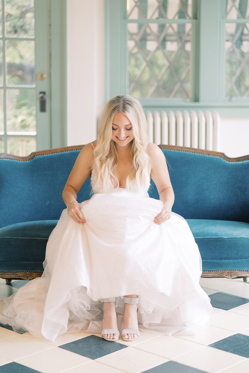 This bridal session at Laguna Gloria is the perfect classic, romantic bridals! With florals from Remi + Gold and the most sparkly, glitter wedding dress! 