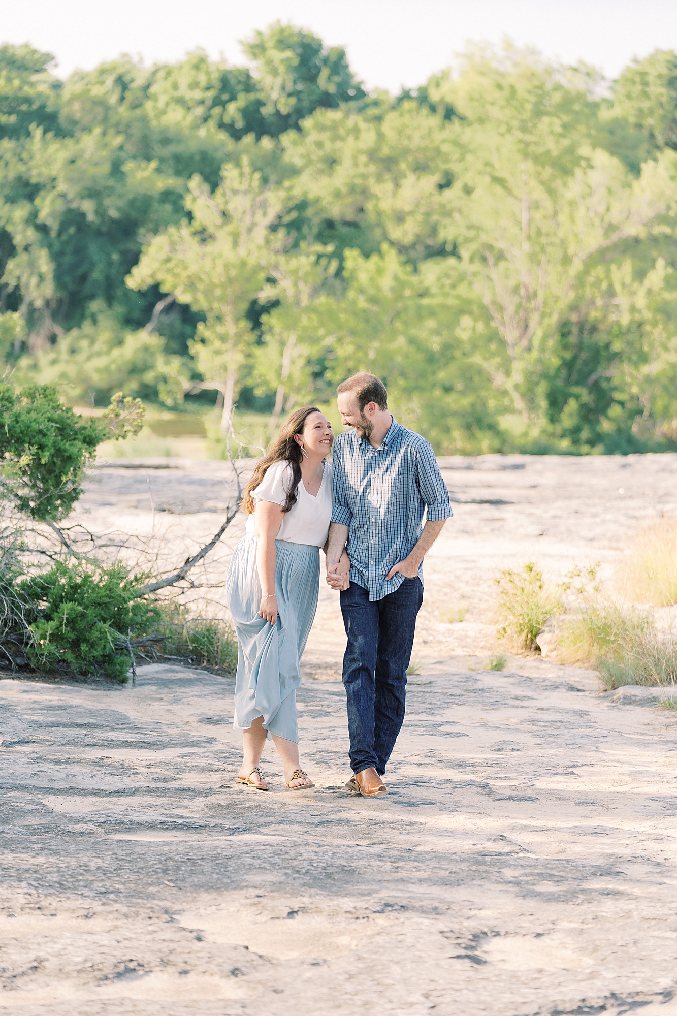 This super sweet McKinney Falls engagement session in Austin, Texas features the cutest couple ever! If you're looking for engagement session color pallet, look no further! Click through to see more! #engagementsessionoutfits #engagementsession #coupleoutfit #austintexas
