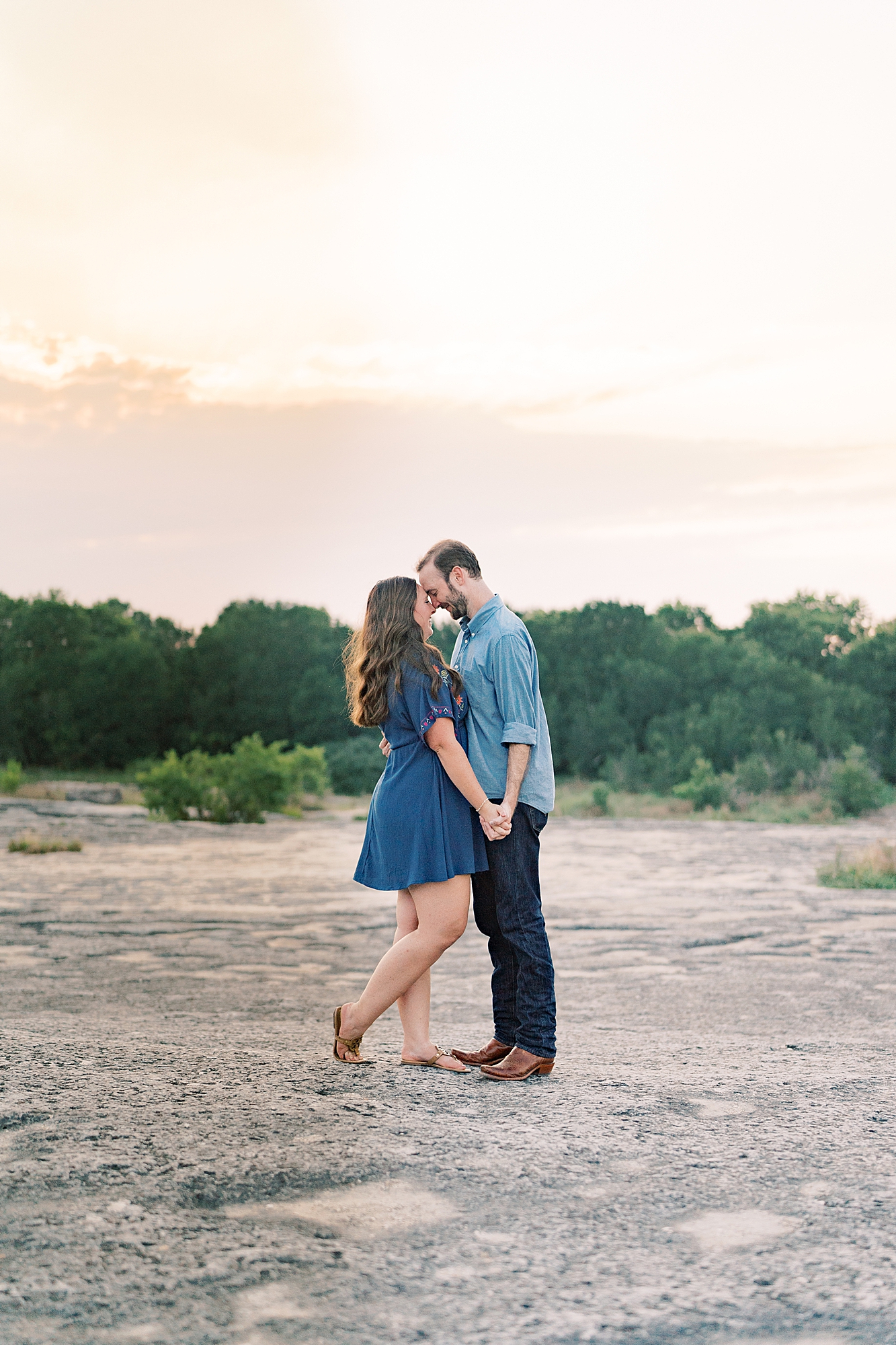 This super sweet McKinney Falls engagement session in Austin, Texas features the cutest couple ever! If you're looking for engagement session color pallet, look no further! Click through to see more! #engagementsessionoutfits #engagementsession #coupleoutfit #austintexas