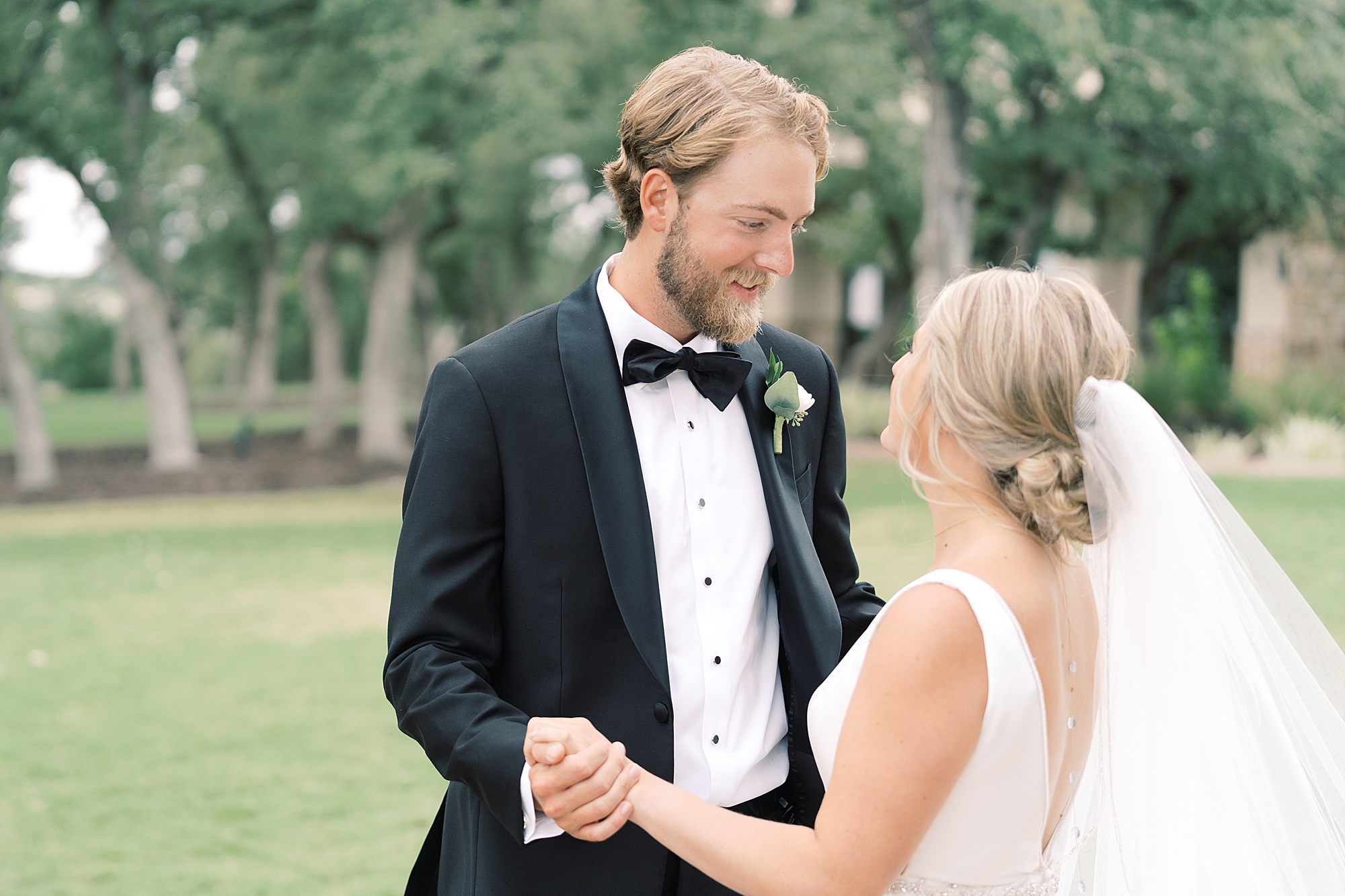 Dream vendor team = dream wedding day at at Canyonwood Ridge in Dripping Springs, TX. We knew three big things Gracey was looking forward to on their big day: the first look, exchanging their vows, and dancing!!!!! My girl has her priorities right if you ask me! Click through to see my favorite photos from their wedding day!