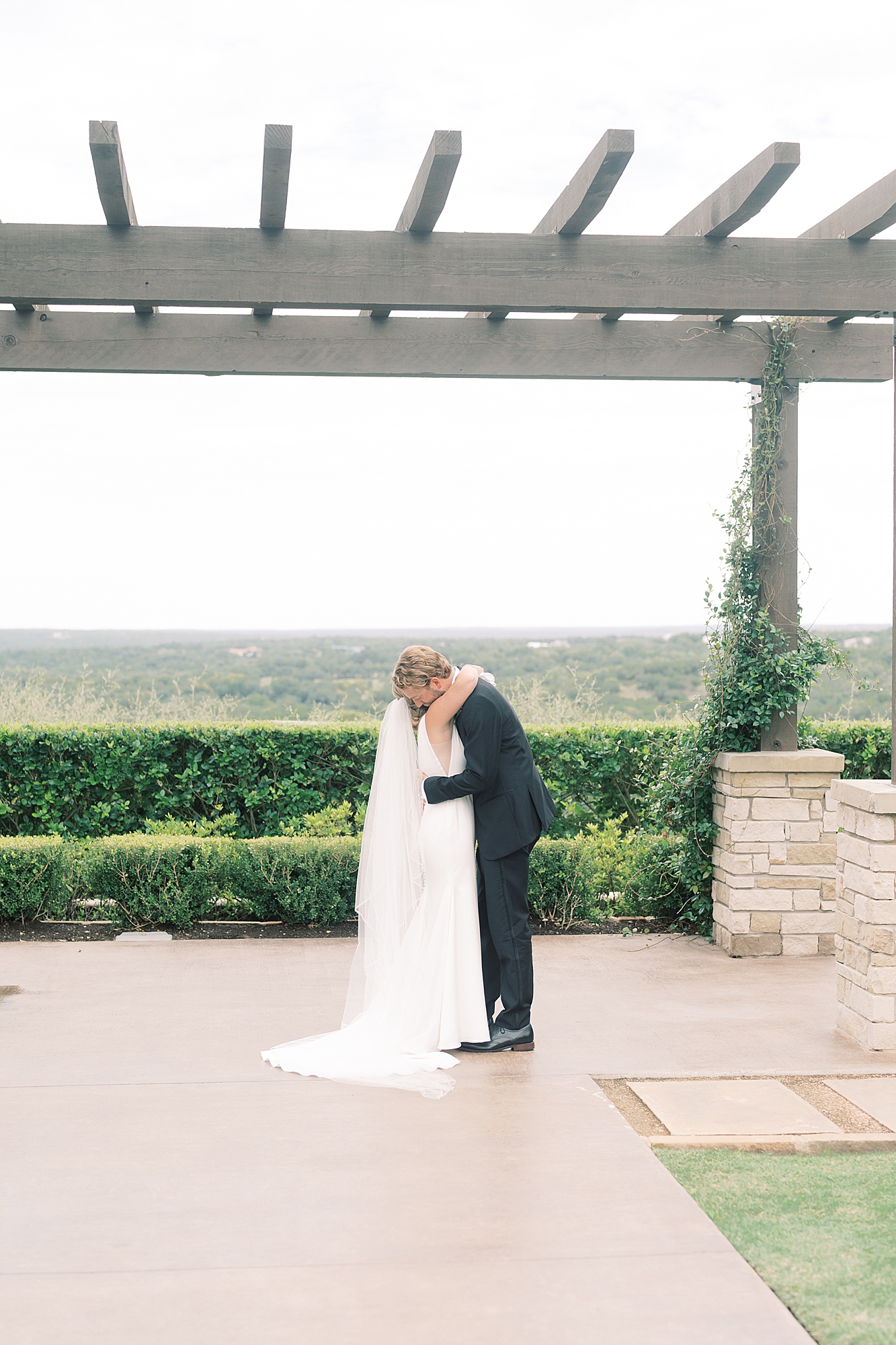 Dream vendor team = dream wedding day at at Canyonwood Ridge in Dripping Springs, TX. We knew three big things Gracey was looking forward to on their big day: the first look, exchanging their vows, and dancing!!!!! My girl has her priorities right if you ask me! Click through to see my favorite photos from their wedding day!