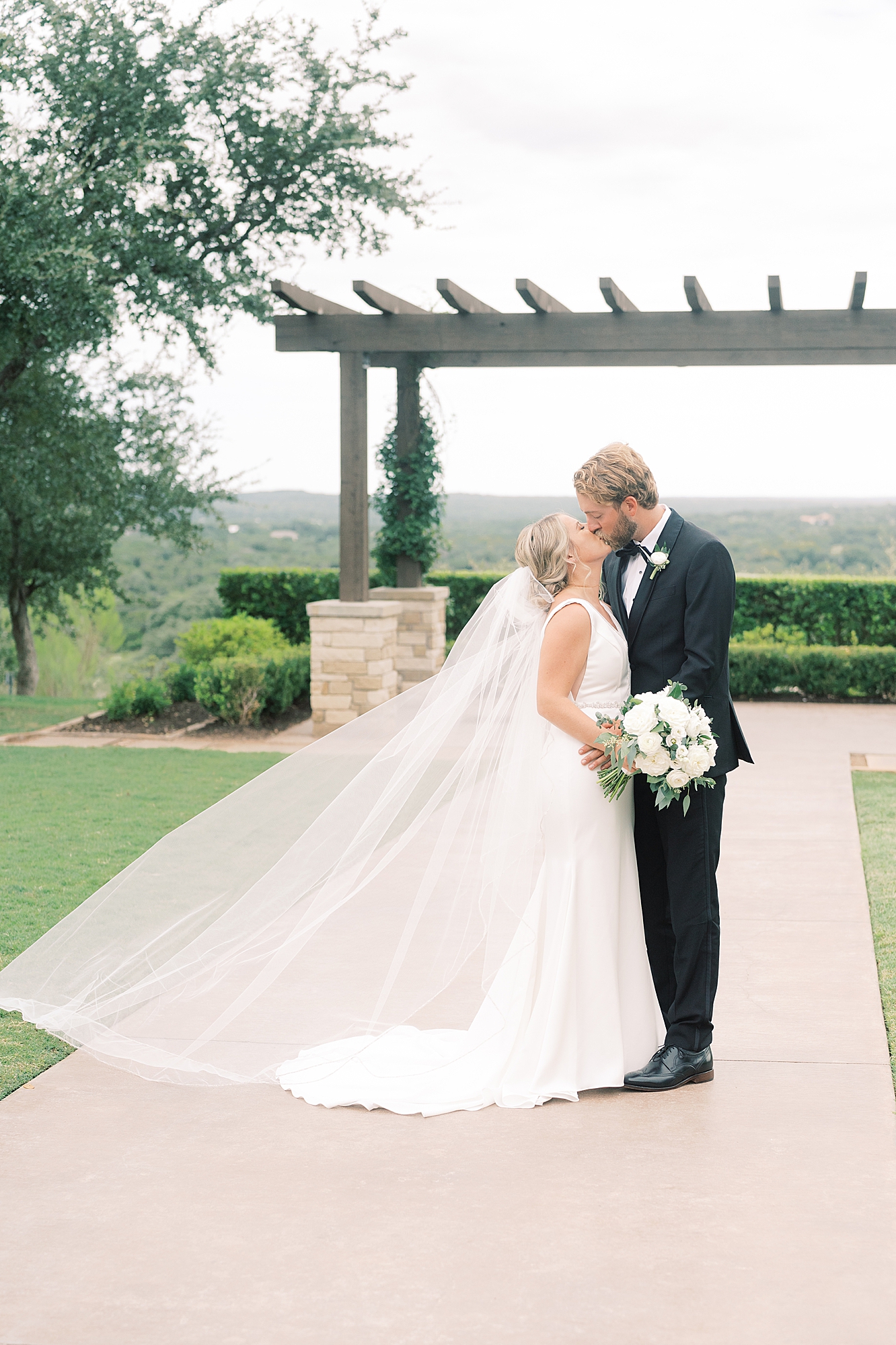 Dream vendor team = dream wedding day at at Canyonwood Ridge in Dripping Springs, TX. We knew three big things Gracey was looking forward to on their big day: the first look, exchanging their vows, and dancing!!!!! My girl has her priorities right if you ask me! Click through to see my favorite photos from their wedding day!