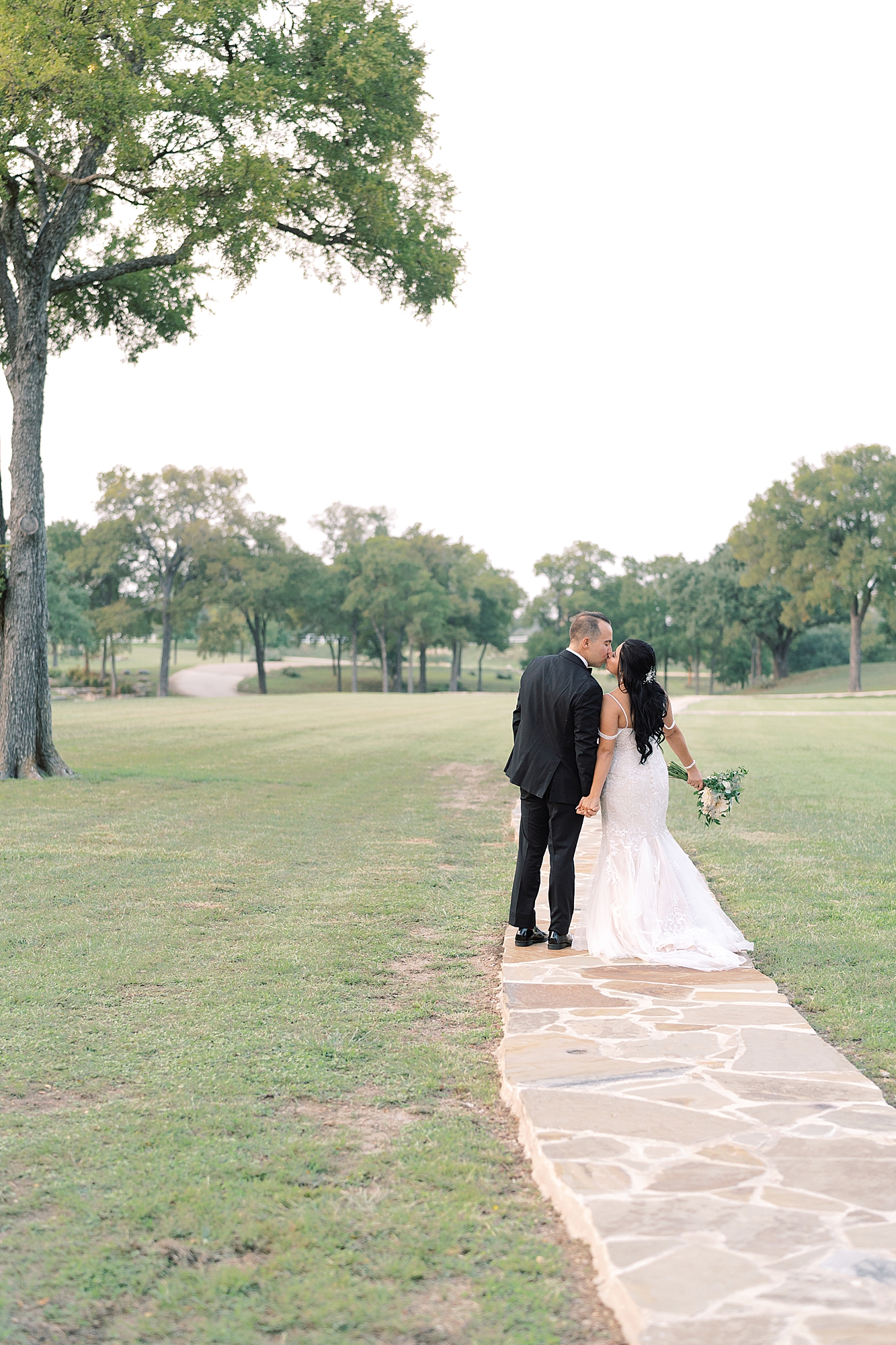 You have to see just how gorgeous the sunset was on this La Bonne Vie Ranch wedding day in Fredericksburg, TX! The sunset portraits are so perfect, and match the energy this loving couple has! Click through to see the most perfect day! #Fredericksburgtx #labonnevie