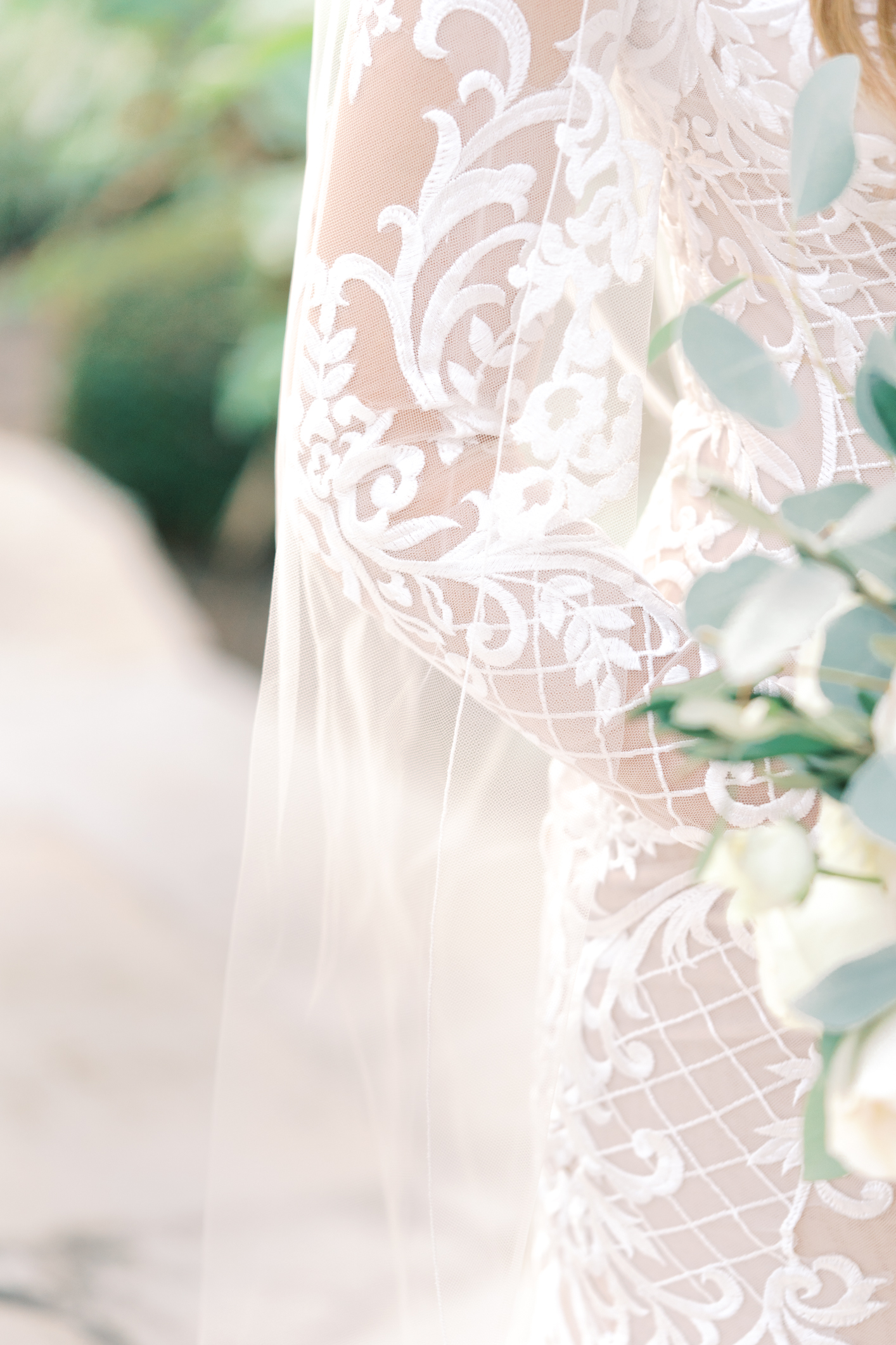 Vintage Villas is such a beautiful venue near Austin, TX with a gorgeous view of Lake Travis! Jac's bridal session is one of my favs! Her dress is so gorgeous - it's form fitting boho long sleeve dress, and sheer lace embroidered! Click here to see!!