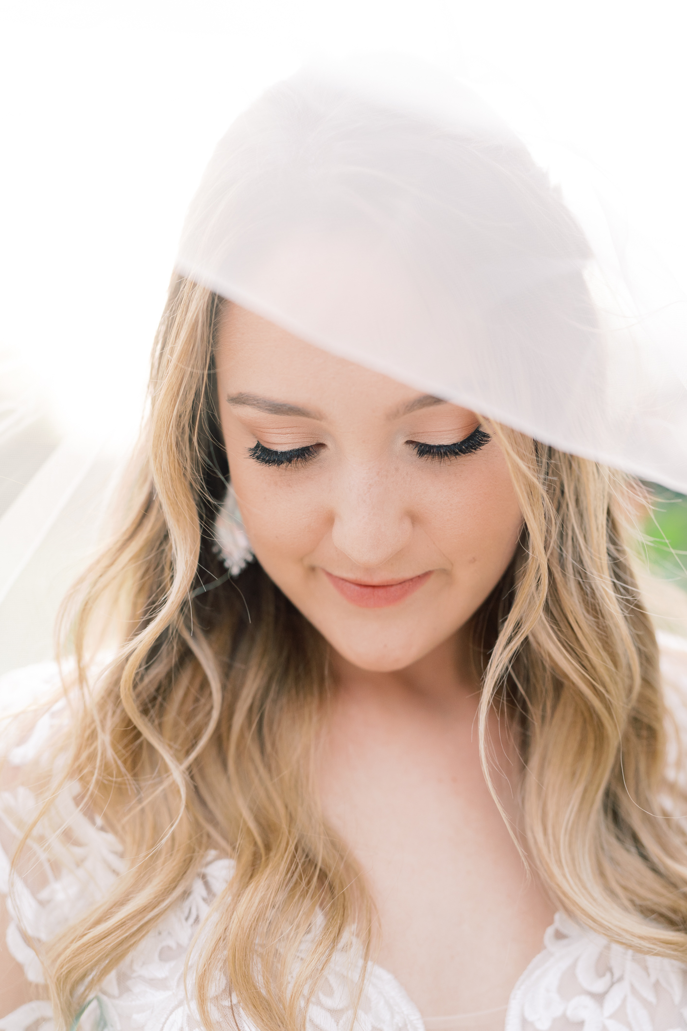 Vintage Villas is such a beautiful venue near Austin, TX with a gorgeous view of Lake Travis! Jac's bridal session is one of my favs! Her dress is so gorgeous - it's form fitting boho long sleeve dress, and sheer lace embroidered! Click here to see!!