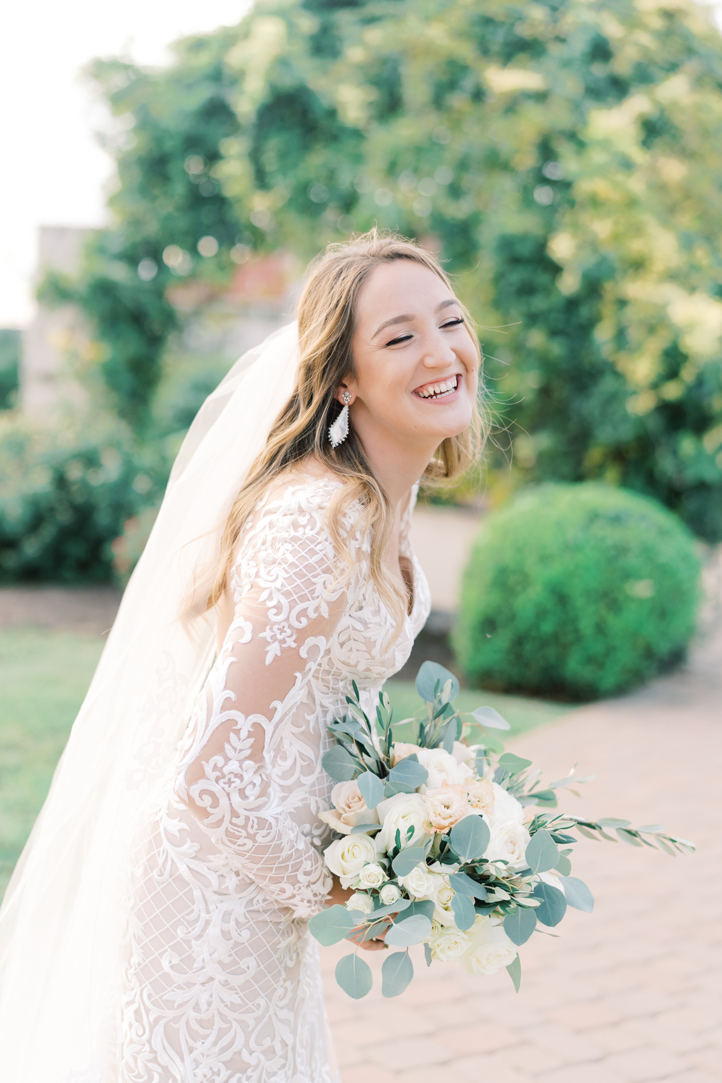 Vintage Villas is such a beautiful venue near Austin, TX with a gorgeous view of Lake Travis! Jac's bridal session is one of my favs! Her dress is so gorgeous - it's form fitting boho long sleeve dress, and sheer lace embroidered! Click here to see!!