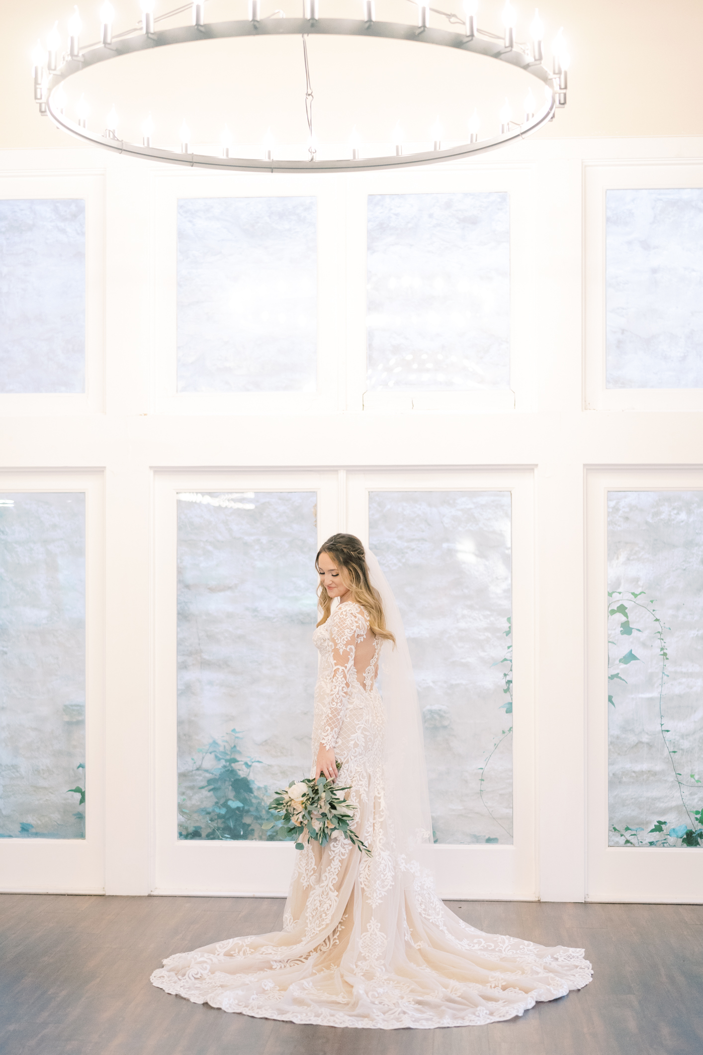 Vintage Villas is such a beautiful venue near Austin, TX with a gorgeous view of Lake Travis! Jac's bridal session is one of my favs! Her dress is so gorgeous - it's form fitting boho long sleeve dress, and sheer lace embroidered! Click here to see!!