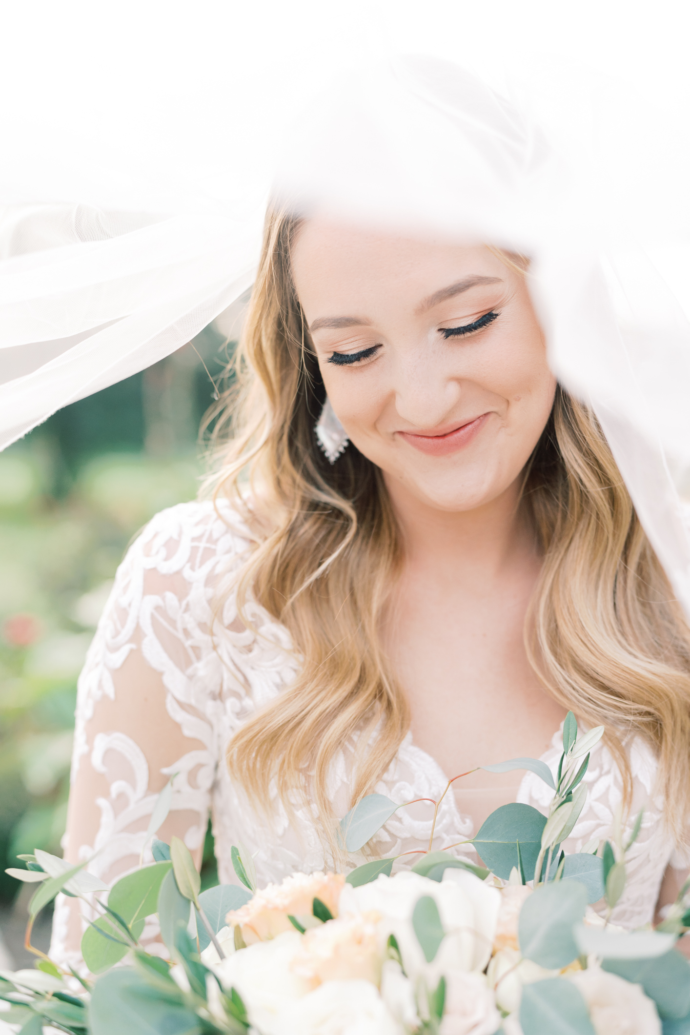 Vintage Villas is such a beautiful venue near Austin, TX with a gorgeous view of Lake Travis! Jac's bridal session is one of my favs! Her dress is so gorgeous - it's form fitting boho long sleeve dress, and sheer lace embroidered! Click here to see!!