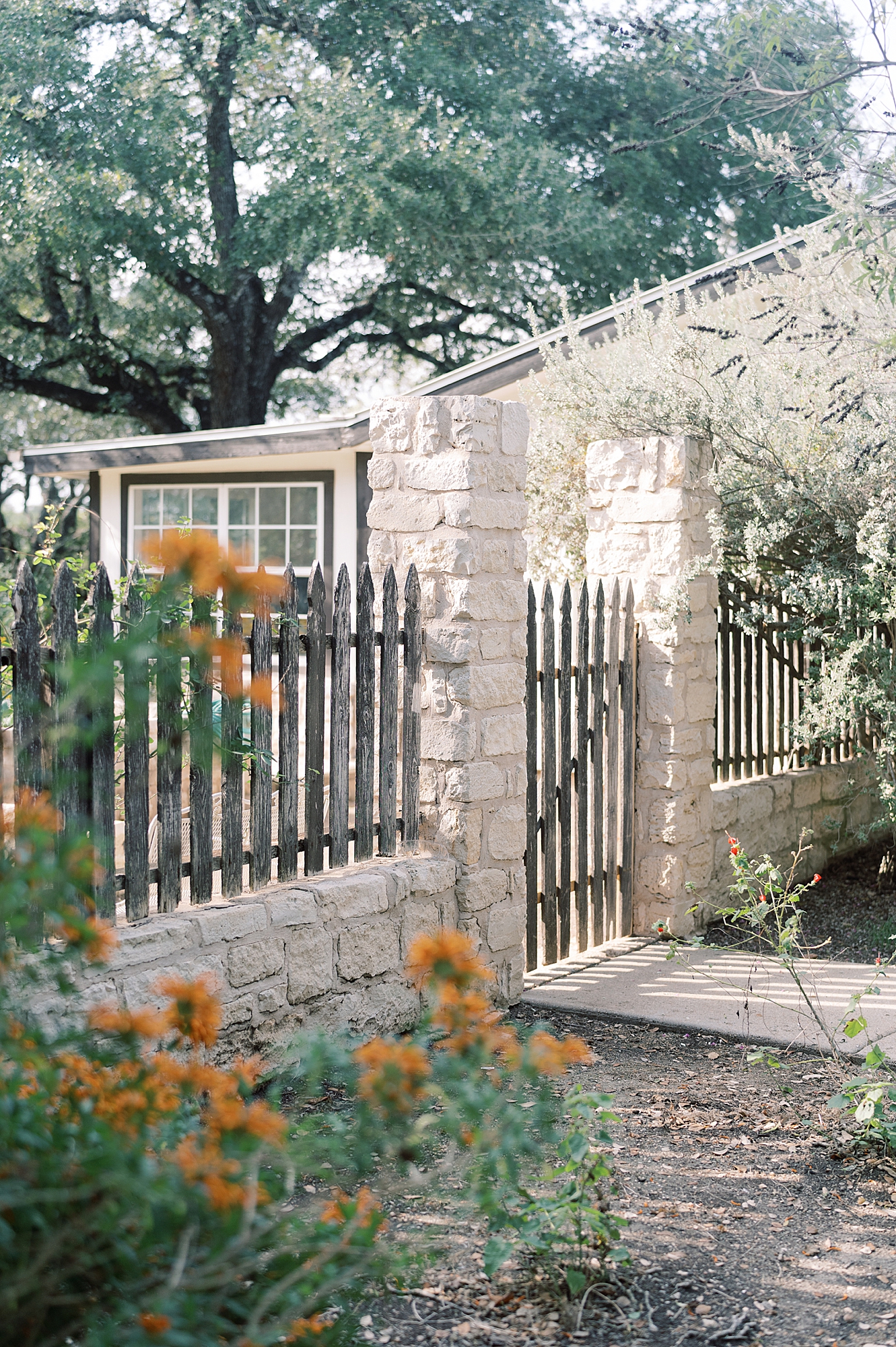 Calling all 2020 and 2021 brides: are you considering scaling down to a Minimony? You have to see this gorgeous Austin micro wedding! They planned it to have just their families, with their closest friend officiating. Set at an Air Bnb with a gorgeous view of the Texas hill country...! It was the perfect day! Click through to see how they made their intimate wedding day perfect!