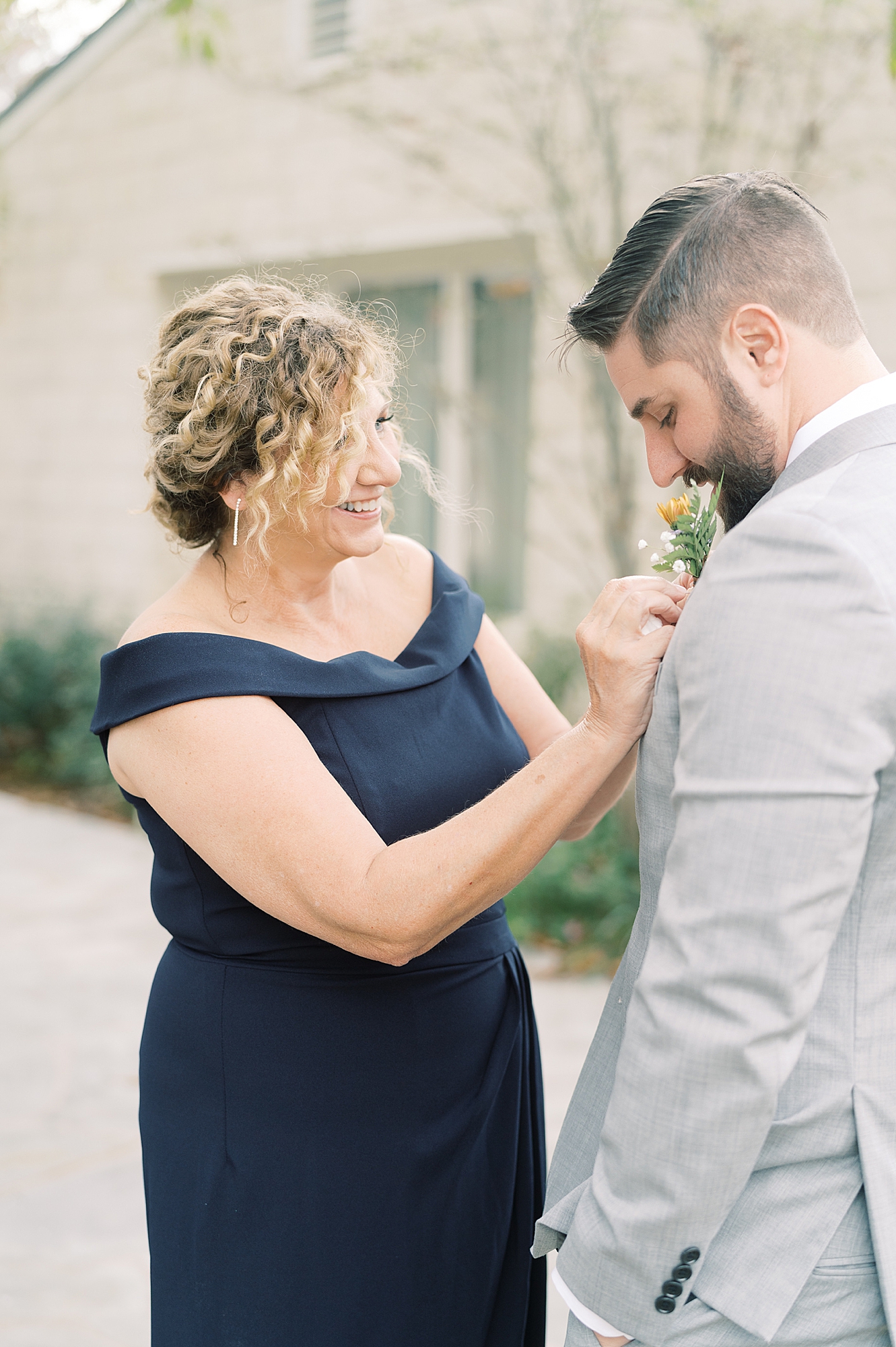 Calling all 2020 and 2021 brides: are you considering scaling down to a Minimony? You have to see this gorgeous Austin micro wedding! They planned it to have just their families, with their closest friend officiating. Set at an Air Bnb with a gorgeous view of the Texas hill country...! It was the perfect day! Click through to see how they made their intimate wedding day perfect!