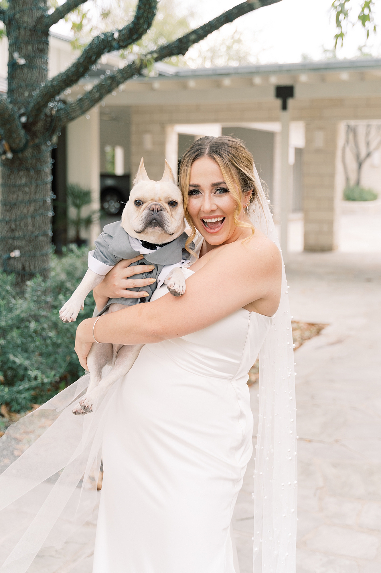 Calling all 2020 and 2021 brides: are you considering scaling down to a Minimony? You have to see this gorgeous Austin micro wedding! They planned it to have just their families, with their closest friend officiating. Set at an Air Bnb with a gorgeous view of the Texas hill country...! It was the perfect day! Click through to see how they made their intimate wedding day perfect!