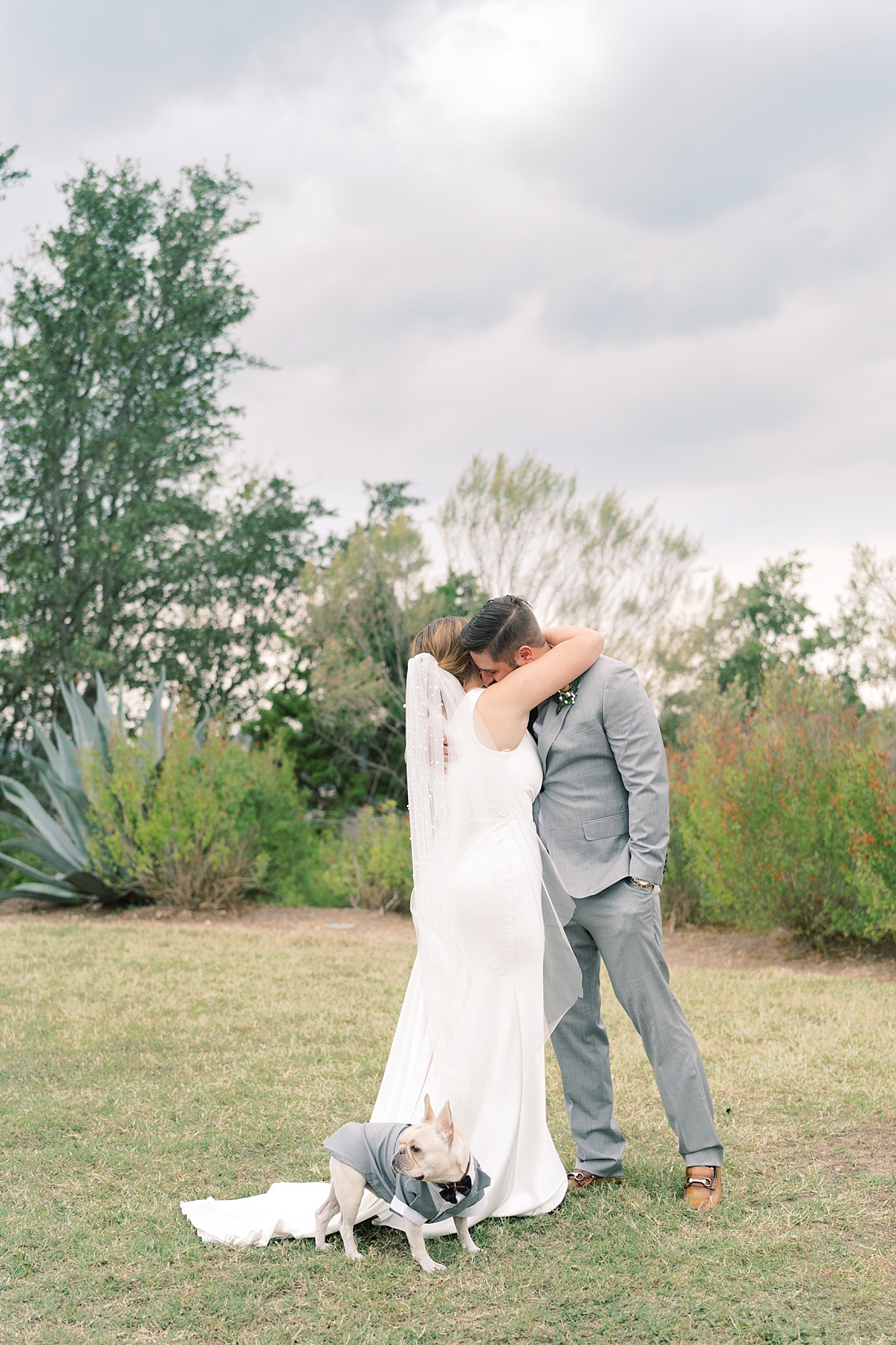 Calling all 2020 and 2021 brides: are you considering scaling down to a Minimony? You have to see this gorgeous Austin micro wedding! They planned it to have just their families, with their closest friend officiating. Set at an Air Bnb with a gorgeous view of the Texas hill country...! It was the perfect day! Click through to see how they made their intimate wedding day perfect!