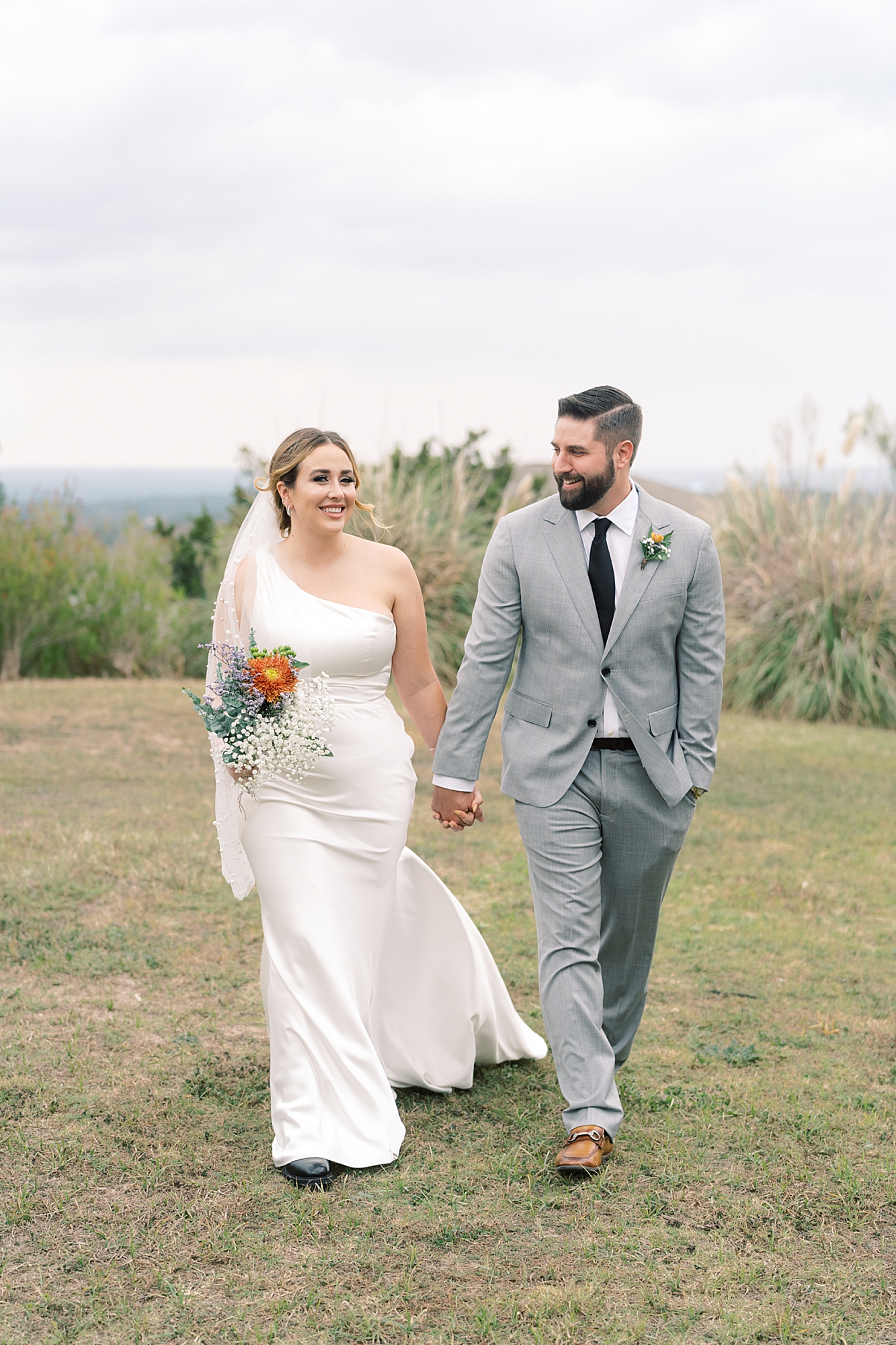 Calling all 2020 and 2021 brides: are you considering scaling down to a Minimony? You have to see this gorgeous Austin micro wedding! They planned it to have just their families, with their closest friend officiating. Set at an Air Bnb with a gorgeous view of the Texas hill country...! It was the perfect day! Click through to see how they made their intimate wedding day perfect!