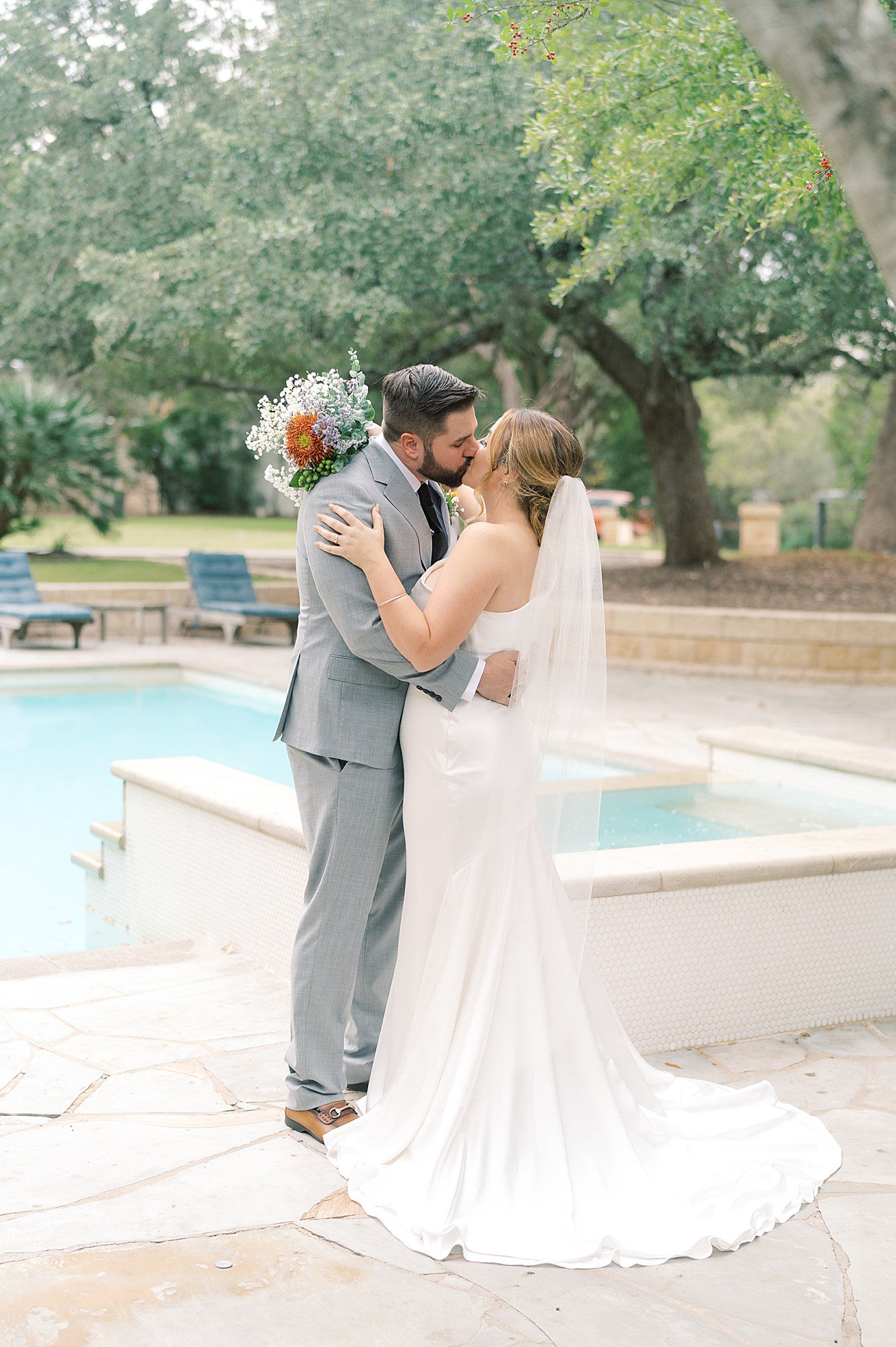 Calling all 2020 and 2021 brides: are you considering scaling down to a Minimony? You have to see this gorgeous Austin micro wedding! They planned it to have just their families, with their closest friend officiating. Set at an Air Bnb with a gorgeous view of the Texas hill country...! It was the perfect day! Click through to see how they made their intimate wedding day perfect!