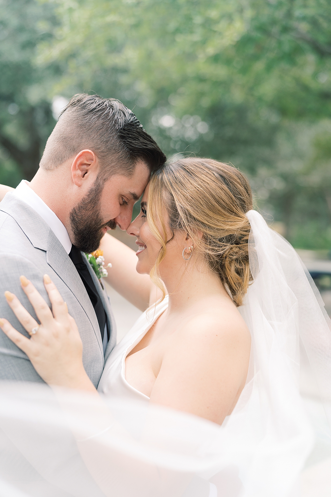 Calling all 2020 and 2021 brides: are you considering scaling down to a Minimony? You have to see this gorgeous Austin micro wedding! They planned it to have just their families, with their closest friend officiating. Set at an Air Bnb with a gorgeous view of the Texas hill country...! It was the perfect day! Click through to see how they made their intimate wedding day perfect!