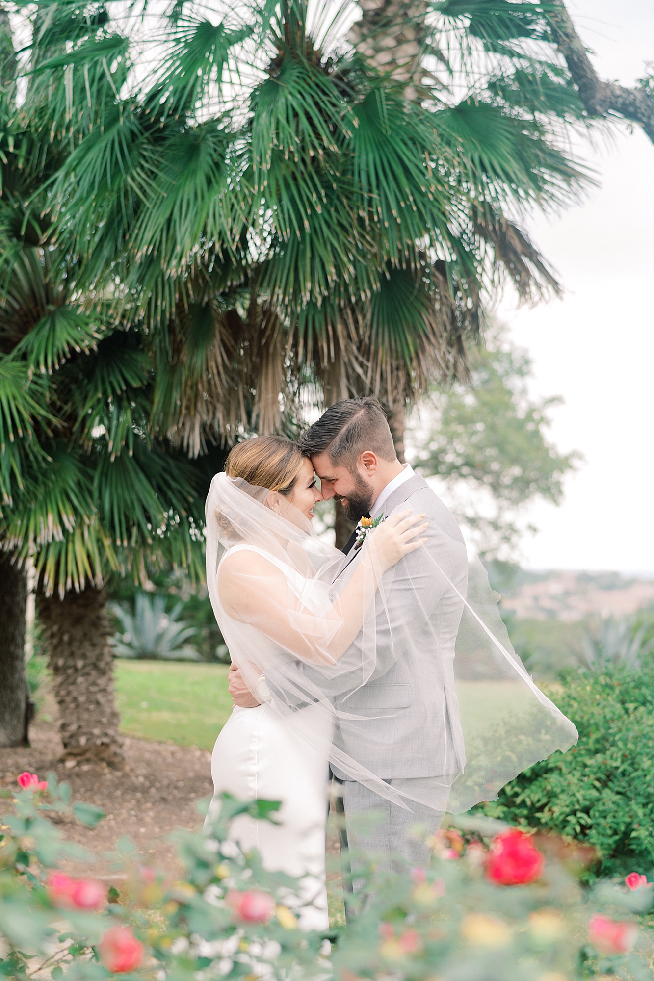 Calling all 2020 and 2021 brides: are you considering scaling down to a Minimony? You have to see this gorgeous Austin micro wedding! They planned it to have just their families, with their closest friend officiating. Set at an Air Bnb with a gorgeous view of the Texas hill country...! It was the perfect day! Click through to see how they made their intimate wedding day perfect!