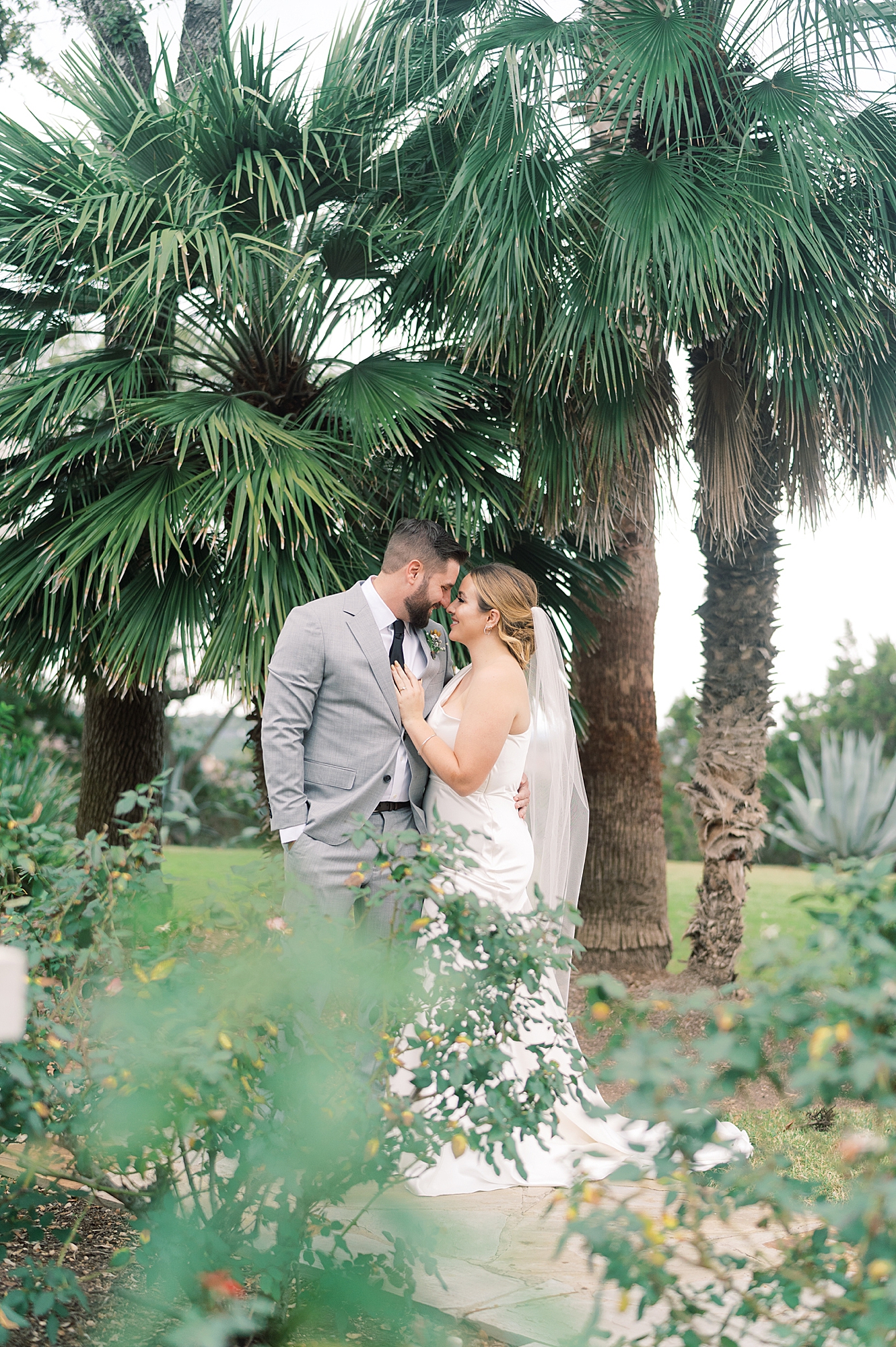 Calling all 2020 and 2021 brides: are you considering scaling down to a Minimony? You have to see this gorgeous Austin micro wedding! They planned it to have just their families, with their closest friend officiating. Set at an Air Bnb with a gorgeous view of the Texas hill country...! It was the perfect day! Click through to see how they made their intimate wedding day perfect!