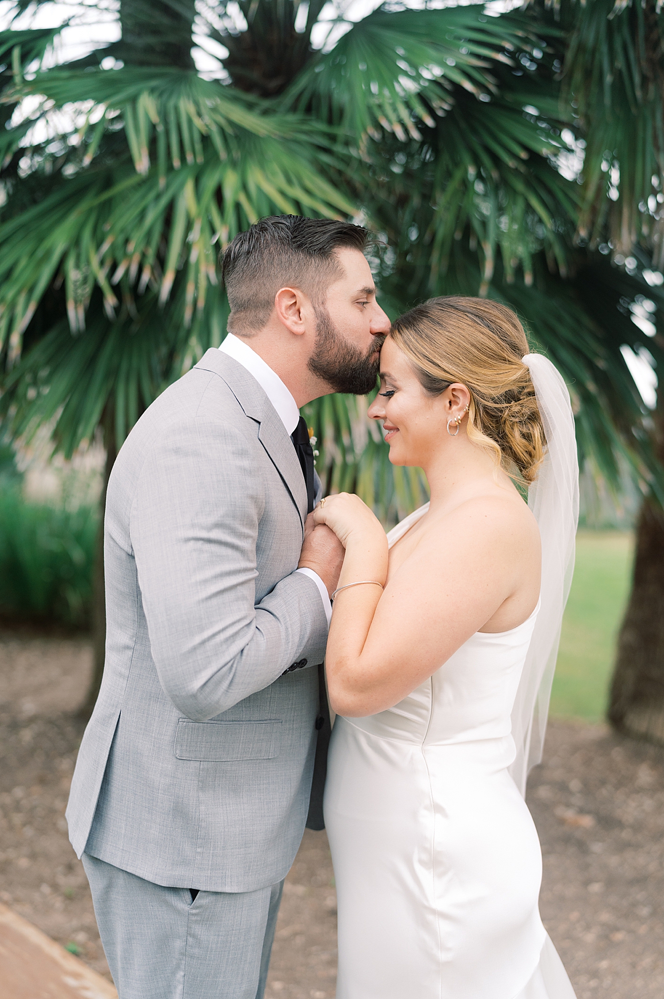 Calling all 2020 and 2021 brides: are you considering scaling down to a Minimony? You have to see this gorgeous Austin micro wedding! They planned it to have just their families, with their closest friend officiating. Set at an Air Bnb with a gorgeous view of the Texas hill country...! It was the perfect day! Click through to see how they made their intimate wedding day perfect!