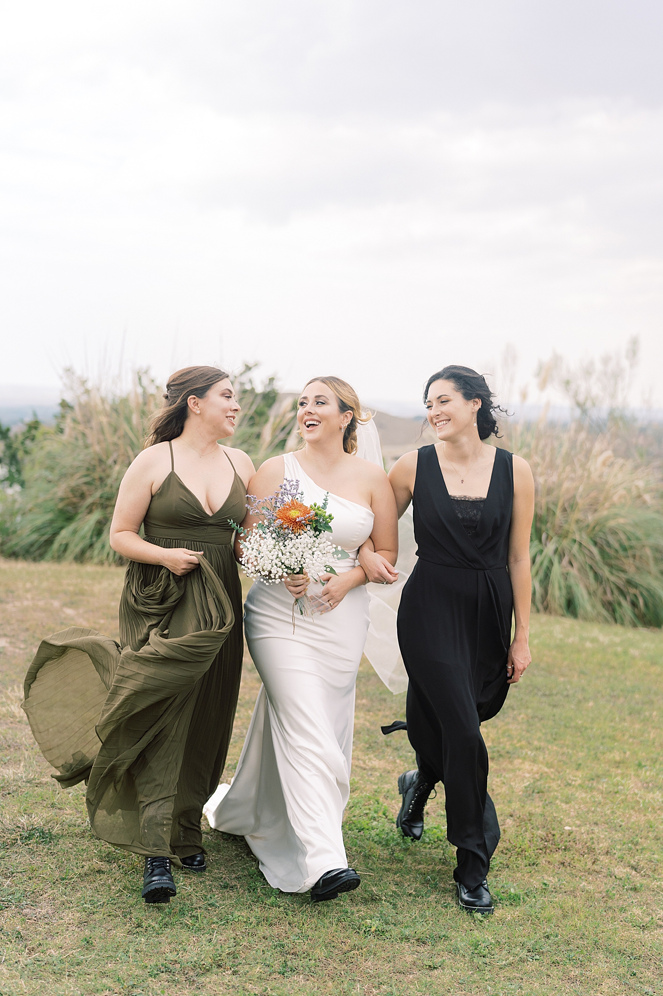 Calling all 2020 and 2021 brides: are you considering scaling down to a Minimony? You have to see this gorgeous Austin micro wedding! They planned it to have just their families, with their closest friend officiating. Set at an Air Bnb with a gorgeous view of the Texas hill country...! It was the perfect day! Click through to see how they made their intimate wedding day perfect!