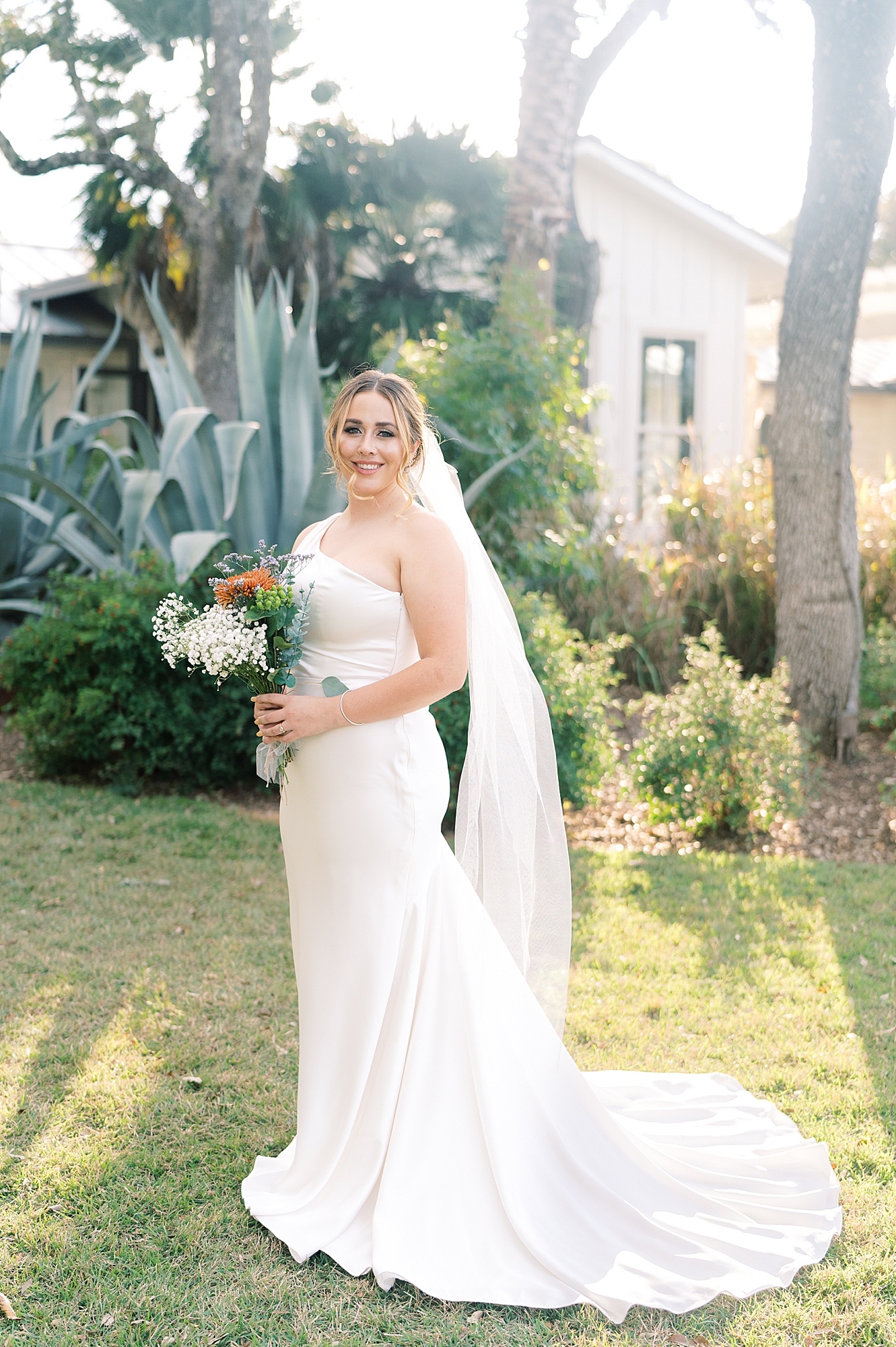 Calling all 2020 and 2021 brides: are you considering scaling down to a Minimony? You have to see this gorgeous Austin micro wedding! They planned it to have just their families, with their closest friend officiating. Set at an Air Bnb with a gorgeous view of the Texas hill country...! It was the perfect day! Click through to see how they made their intimate wedding day perfect!