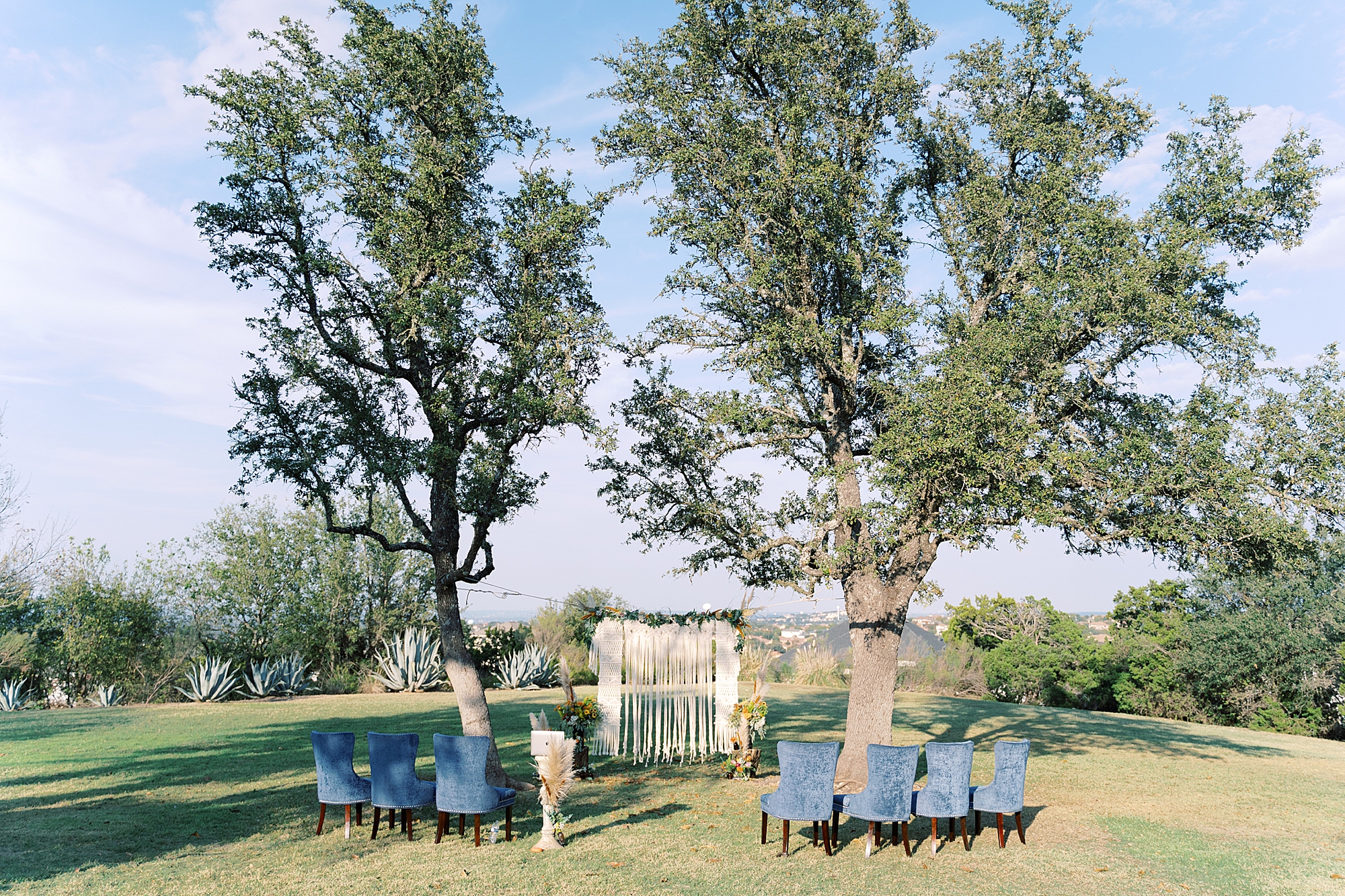 Calling all 2020 and 2021 brides: are you considering scaling down to a Minimony? You have to see this gorgeous Austin micro wedding! They planned it to have just their families, with their closest friend officiating. Set at an Air Bnb with a gorgeous view of the Texas hill country...! It was the perfect day! Click through to see how they made their intimate wedding day perfect!