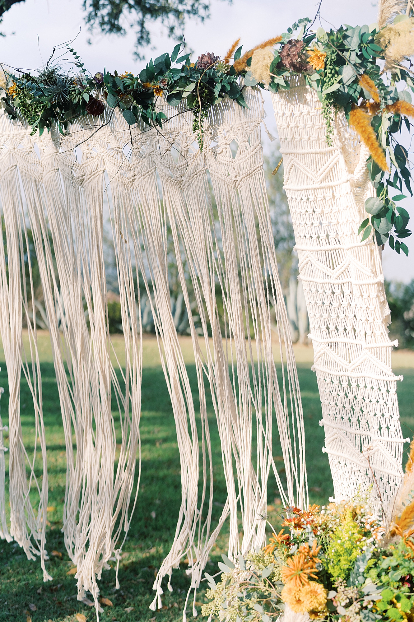 Calling all 2020 and 2021 brides: are you considering scaling down to a Minimony? You have to see this gorgeous Austin micro wedding! They planned it to have just their families, with their closest friend officiating. Set at an Air Bnb with a gorgeous view of the Texas hill country...! It was the perfect day! Click through to see how they made their intimate wedding day perfect!