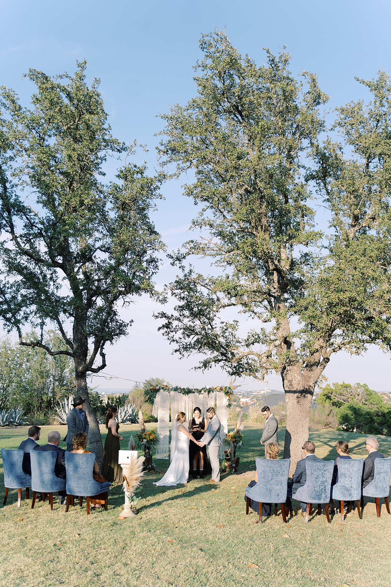 Calling all 2020 and 2021 brides: are you considering scaling down to a Minimony? You have to see this gorgeous Austin micro wedding! They planned it to have just their families, with their closest friend officiating. Set at an Air Bnb with a gorgeous view of the Texas hill country...! It was the perfect day! Click through to see how they made their intimate wedding day perfect!