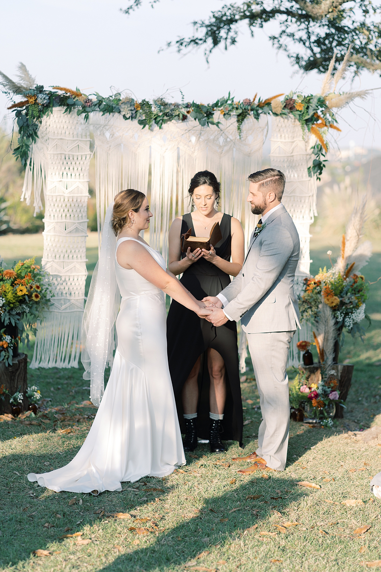 Calling all 2020 and 2021 brides: are you considering scaling down to a Minimony? You have to see this gorgeous Austin micro wedding! They planned it to have just their families, with their closest friend officiating. Set at an Air Bnb with a gorgeous view of the Texas hill country...! It was the perfect day! Click through to see how they made their intimate wedding day perfect!