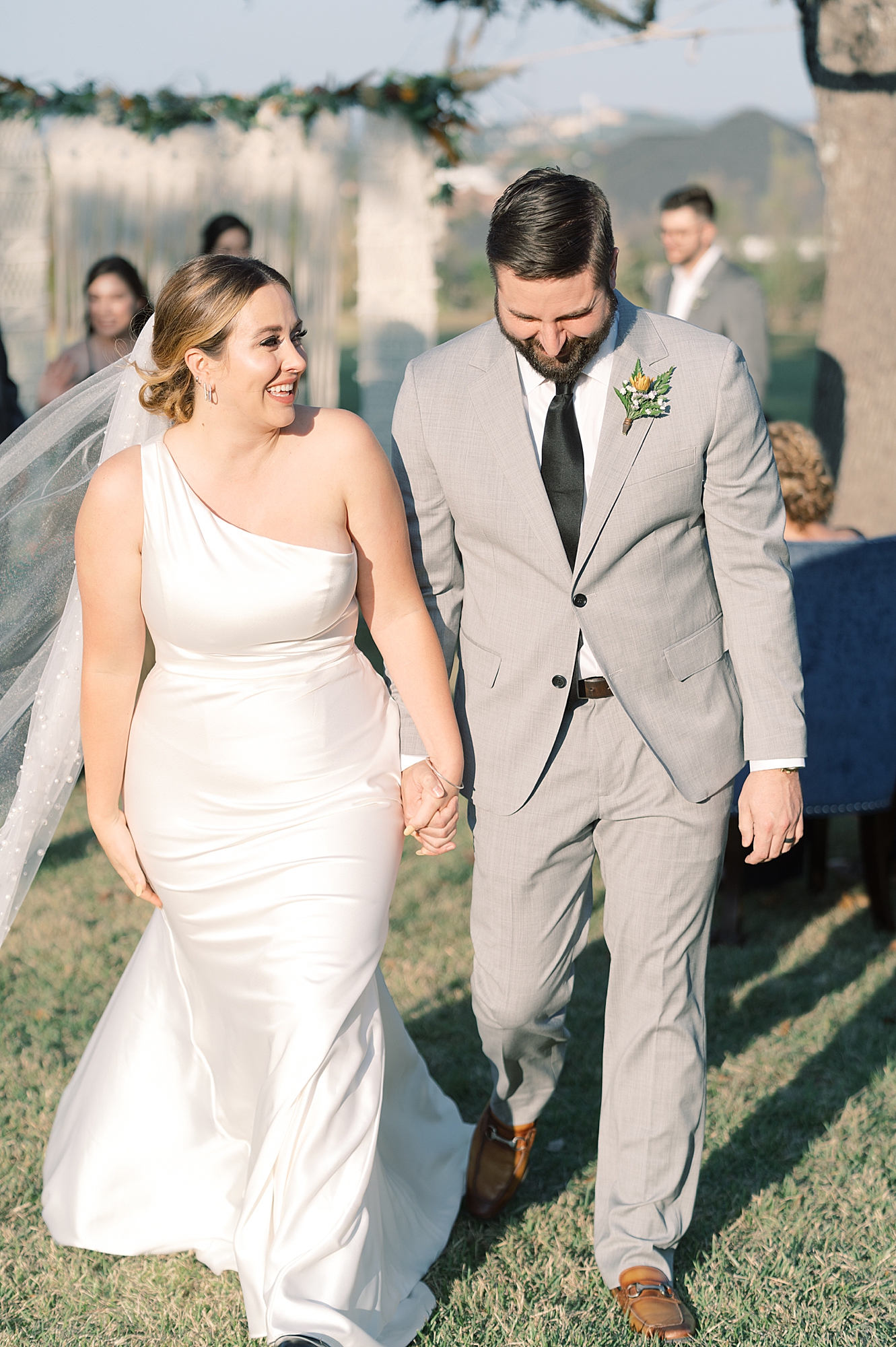 Calling all 2020 and 2021 brides: are you considering scaling down to a Minimony? You have to see this gorgeous Austin micro wedding! They planned it to have just their families, with their closest friend officiating. Set at an Air Bnb with a gorgeous view of the Texas hill country...! It was the perfect day! Click through to see how they made their intimate wedding day perfect!