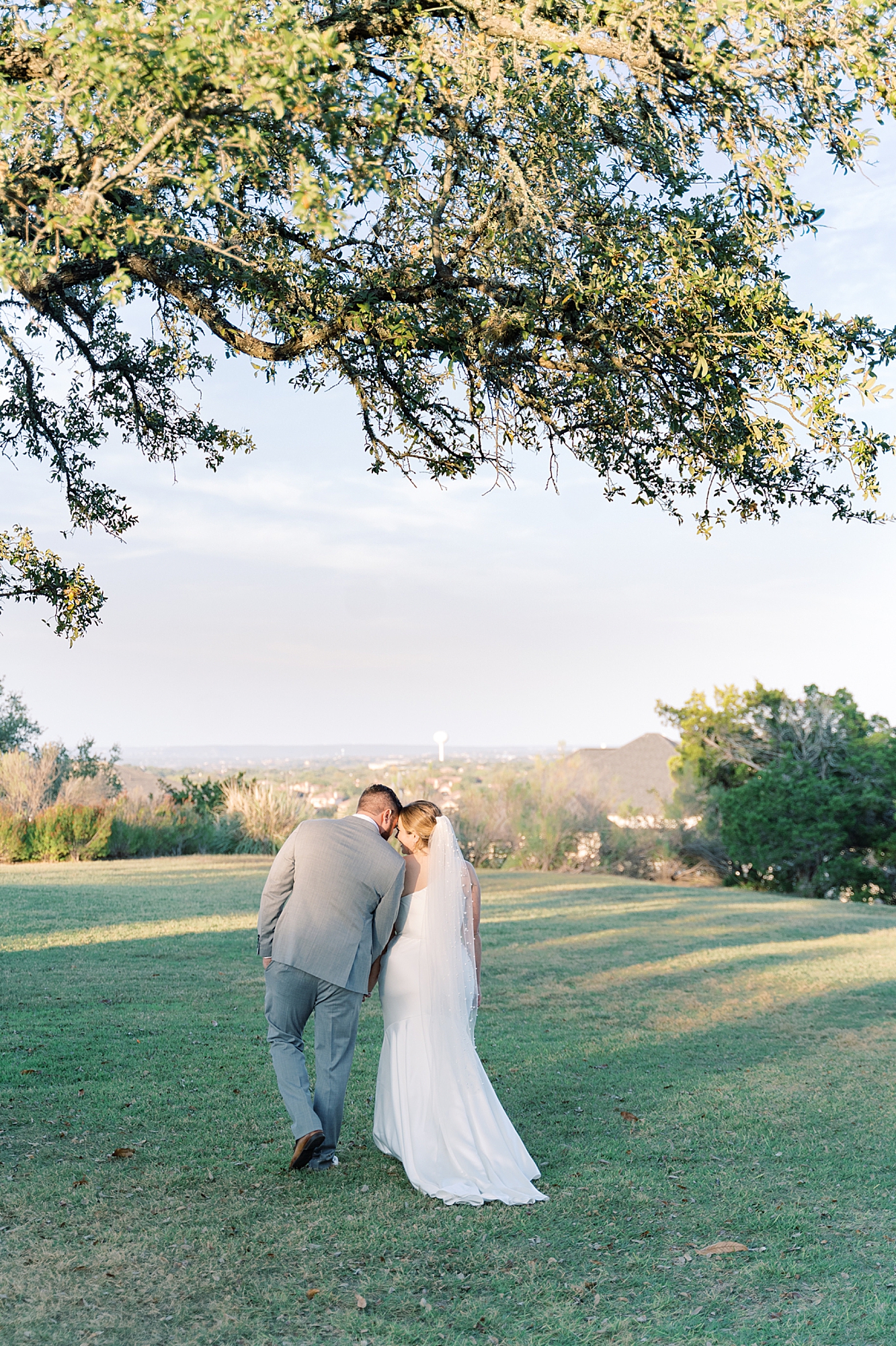 Calling all 2020 and 2021 brides: are you considering scaling down to a Minimony? You have to see this gorgeous Austin micro wedding! They planned it to have just their families, with their closest friend officiating. Set at an Air Bnb with a gorgeous view of the Texas hill country...! It was the perfect day! Click through to see how they made their intimate wedding day perfect!