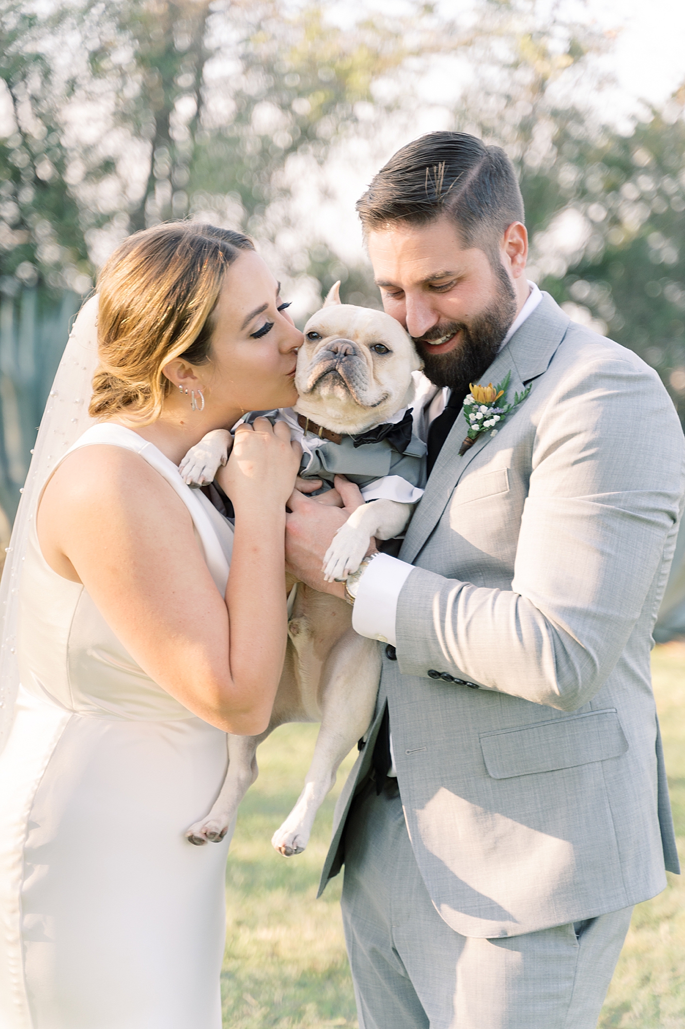 Calling all 2020 and 2021 brides: are you considering scaling down to a Minimony? You have to see this gorgeous Austin micro wedding! They planned it to have just their families, with their closest friend officiating. Set at an Air Bnb with a gorgeous view of the Texas hill country...! It was the perfect day! Click through to see how they made their intimate wedding day perfect!