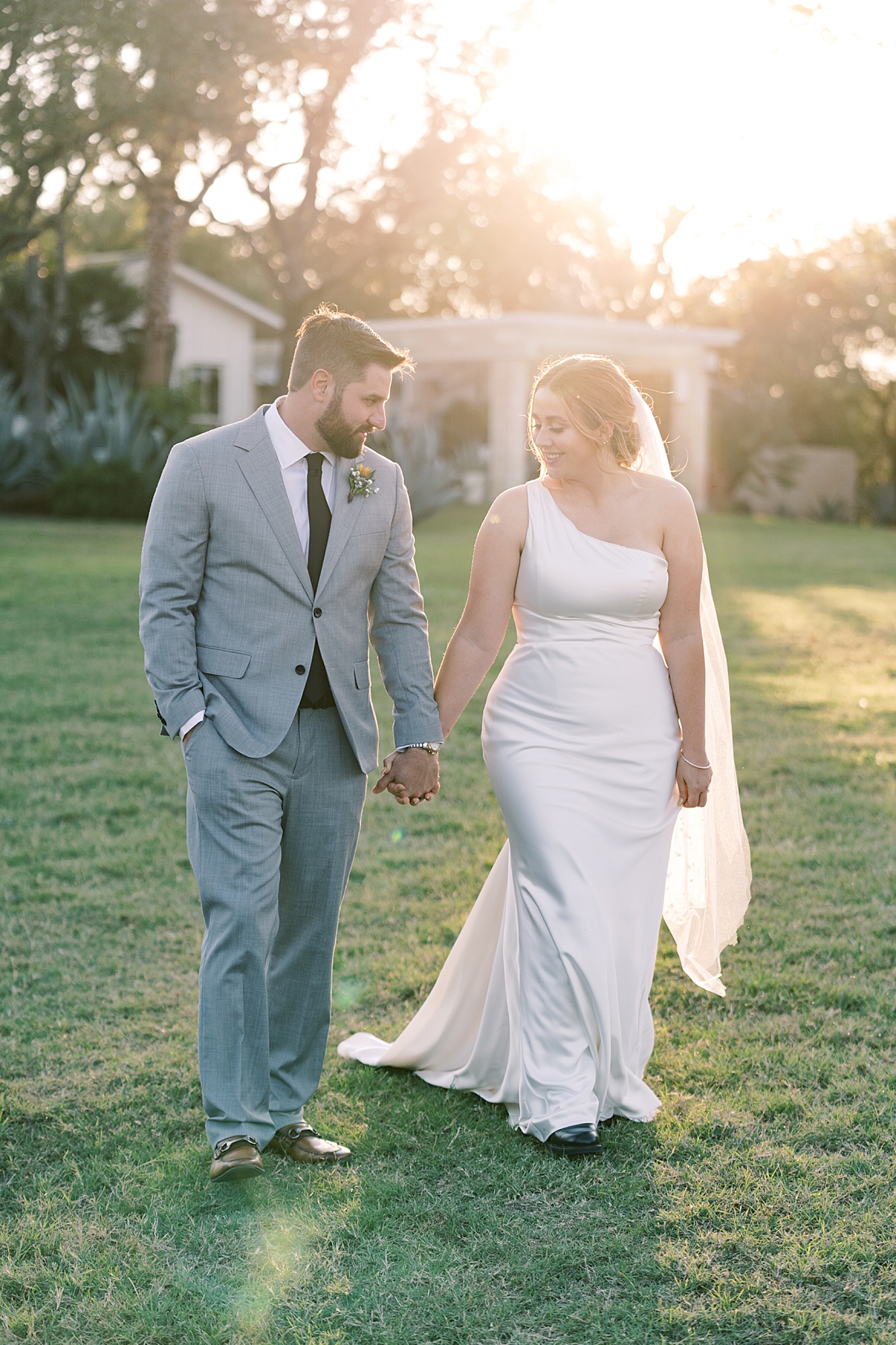 Calling all 2020 and 2021 brides: are you considering scaling down to a Minimony? You have to see this gorgeous Austin micro wedding! They planned it to have just their families, with their closest friend officiating. Set at an Air Bnb with a gorgeous view of the Texas hill country...! It was the perfect day! Click through to see how they made their intimate wedding day perfect!