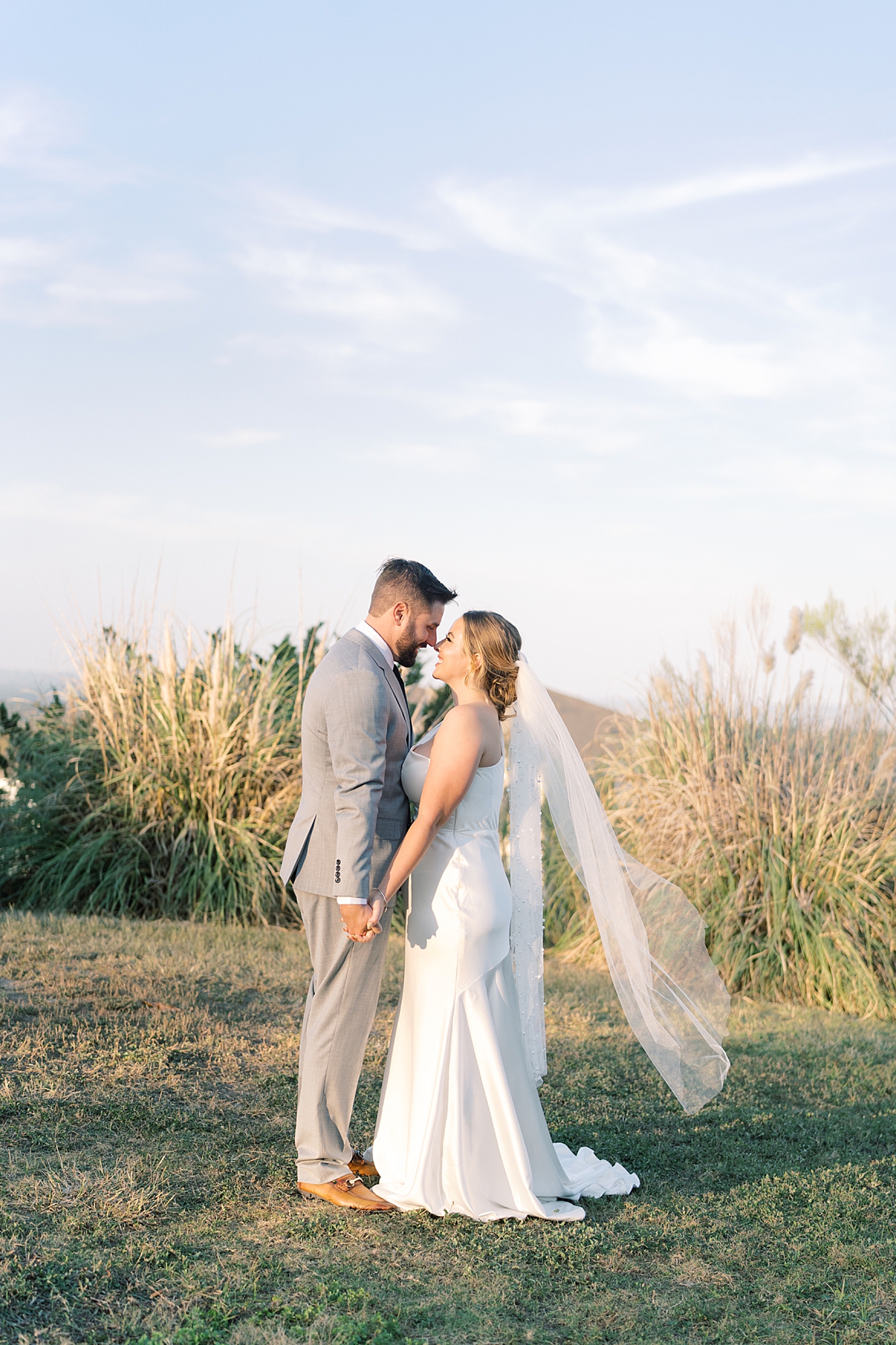 Calling all 2020 and 2021 brides: are you considering scaling down to a Minimony? You have to see this gorgeous Austin micro wedding! They planned it to have just their families, with their closest friend officiating. Set at an Air Bnb with a gorgeous view of the Texas hill country...! It was the perfect day! Click through to see how they made their intimate wedding day perfect!