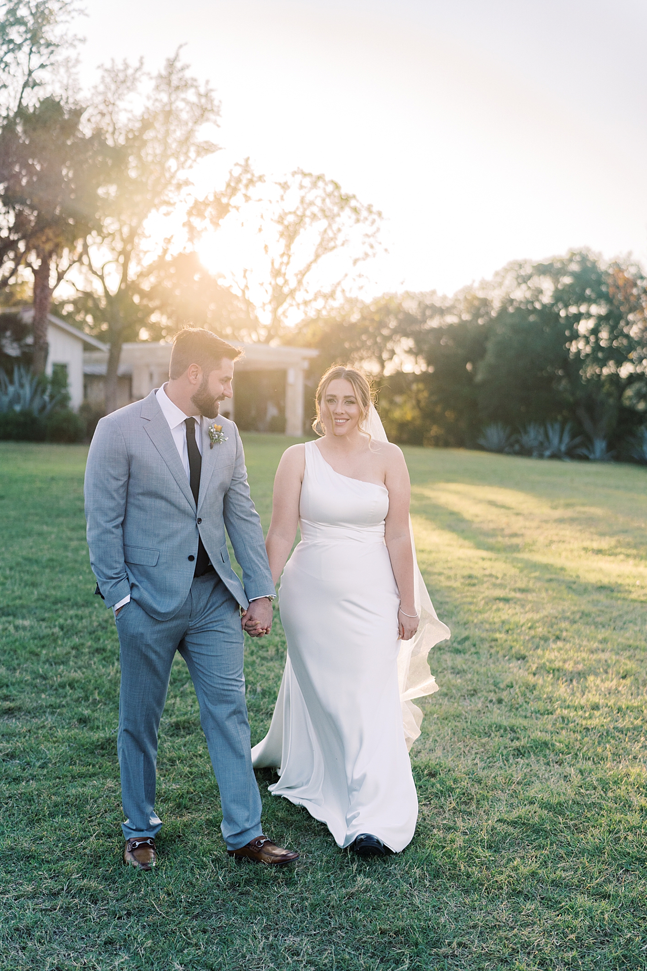 Calling all 2020 and 2021 brides: are you considering scaling down to a Minimony? You have to see this gorgeous Austin micro wedding! They planned it to have just their families, with their closest friend officiating. Set at an Air Bnb with a gorgeous view of the Texas hill country...! It was the perfect day! Click through to see how they made their intimate wedding day perfect!