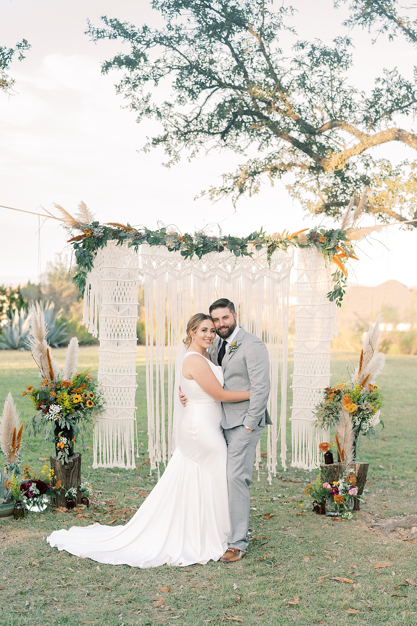 Calling all 2020 and 2021 brides: are you considering scaling down to a Minimony? You have to see this gorgeous Austin micro wedding! They planned it to have just their families, with their closest friend officiating. Set at an Air Bnb with a gorgeous view of the Texas hill country...! It was the perfect day! Click through to see how they made their intimate wedding day perfect!