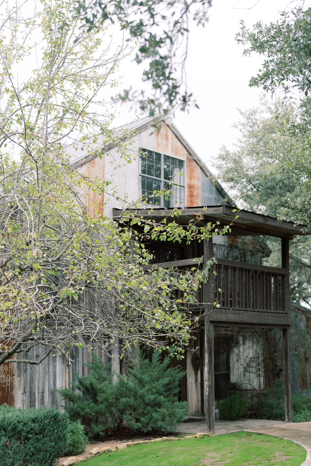 This gorgeous wedding day at Vista West Ranch features a perfect fall pallet, gorgeous florals from Whim Hospitality, and the sweetest couple!