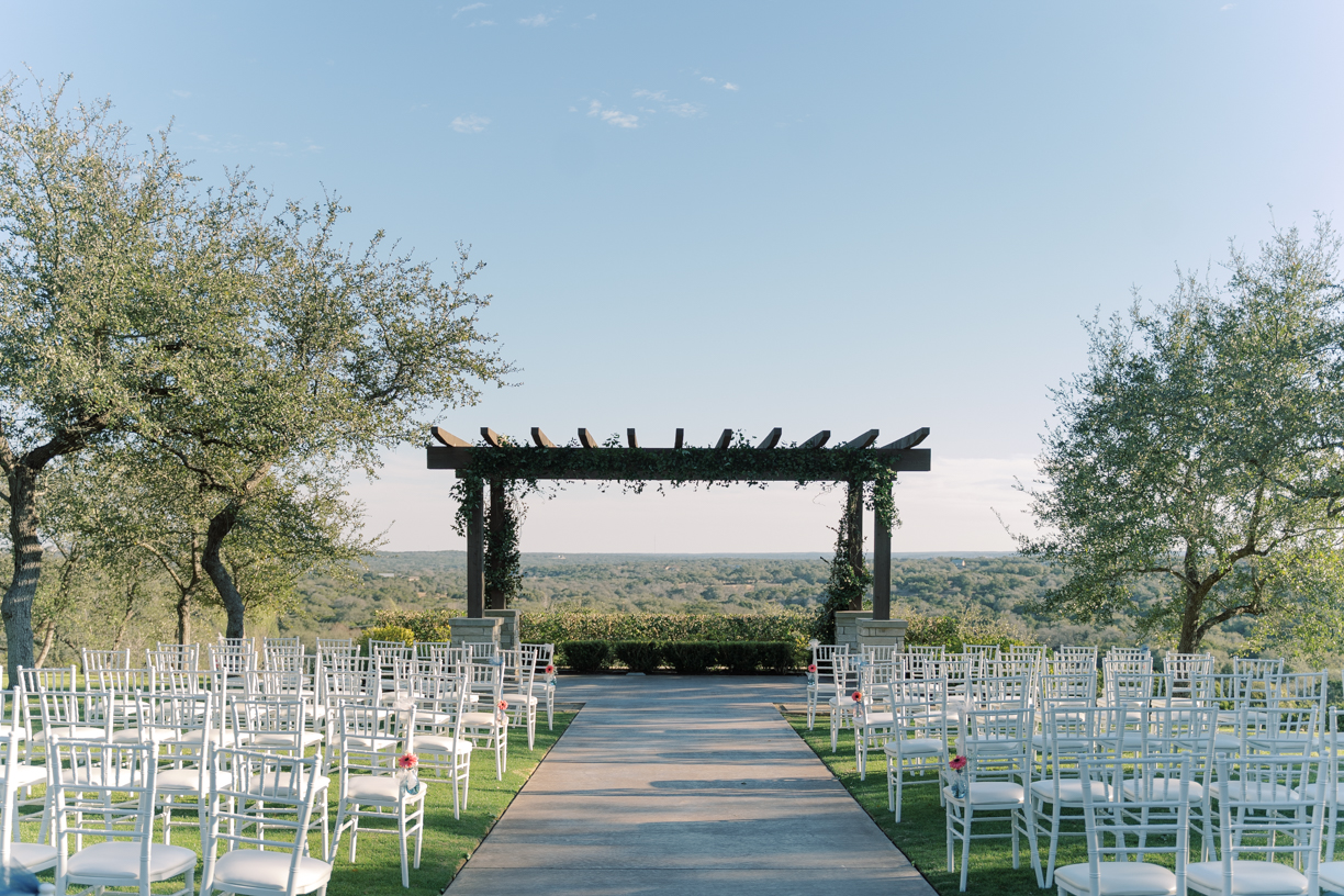 The outside ceremony location at Canyonwood Ridge is so beautiful! Friends, it could not have been a more gorgeous day at Amanda & Austin's Canyonwood Ridge wedding day! You have to see! 